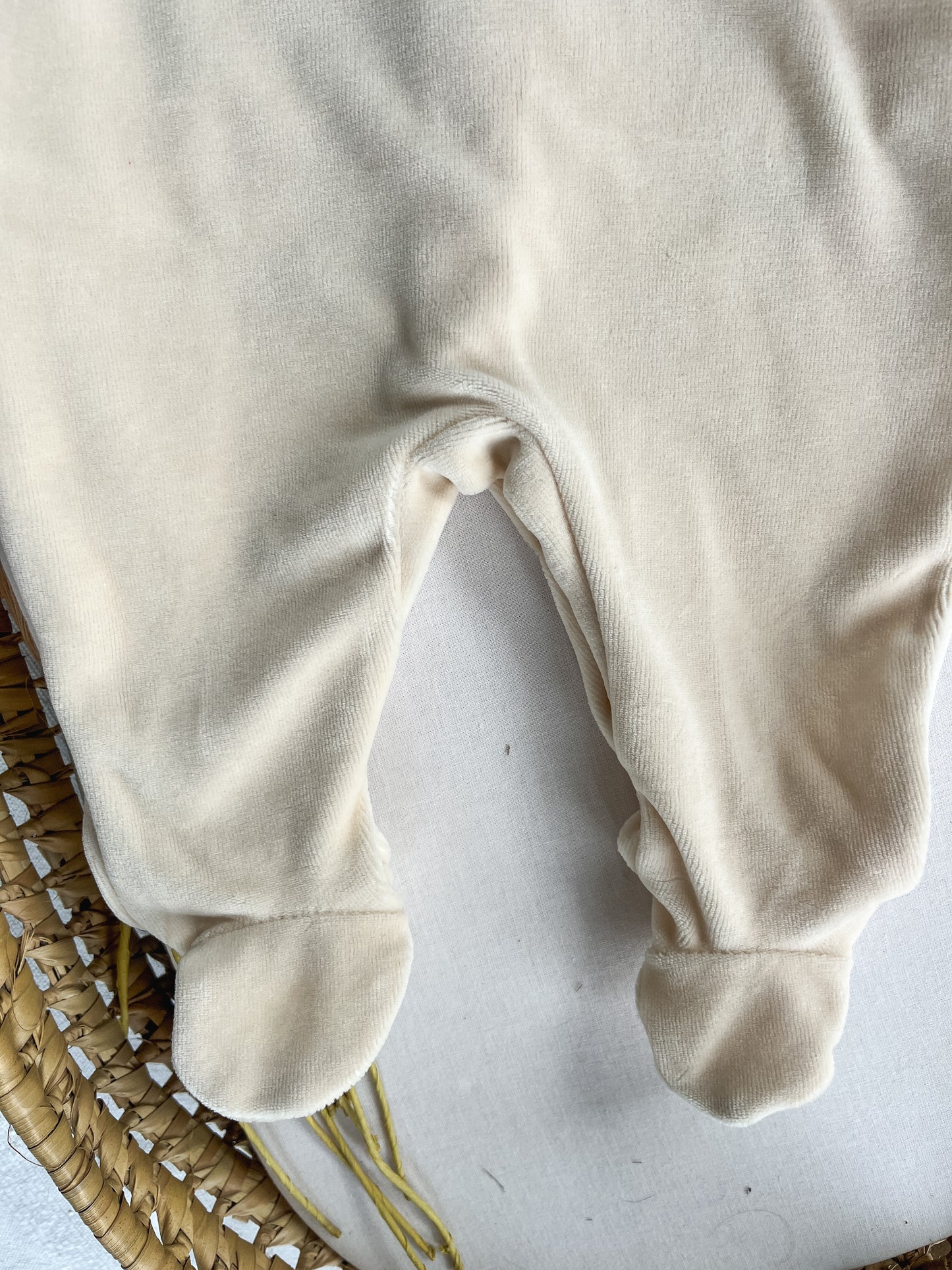 Babygrow de veludo bebé bege personalizável com nome