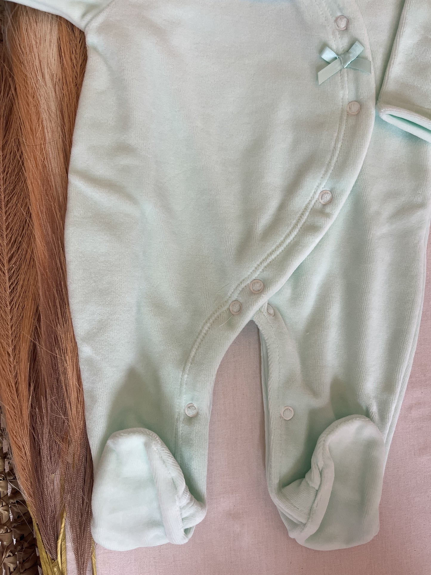 Babygrow de veludo bebé verde água personalizável com nome