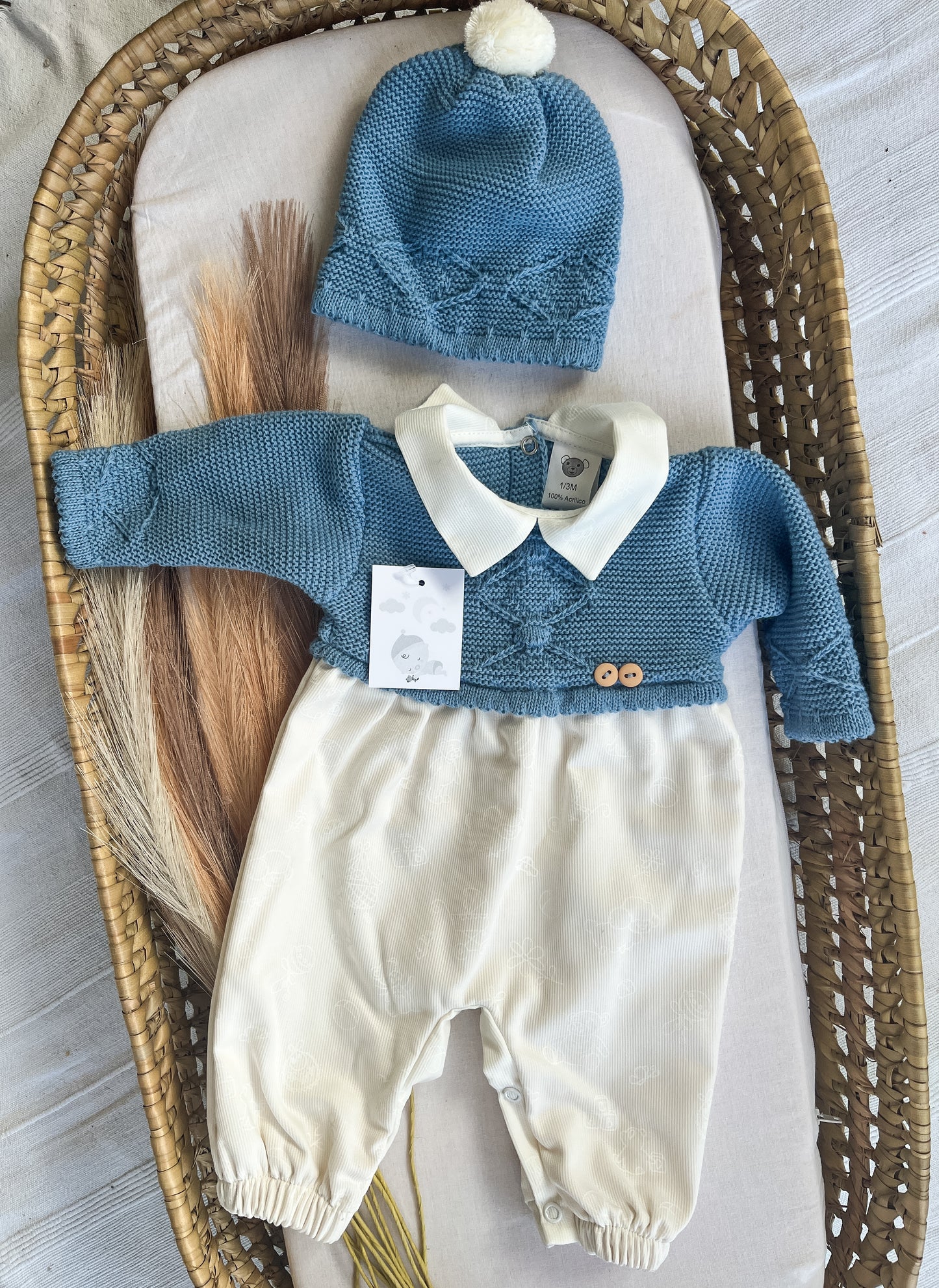Conjunto de jardineira e gorro bebé
