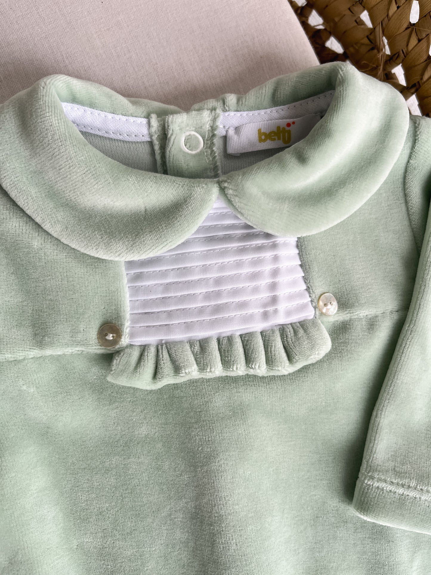 Babygrow de veludo bebé verde personalizável com nome
