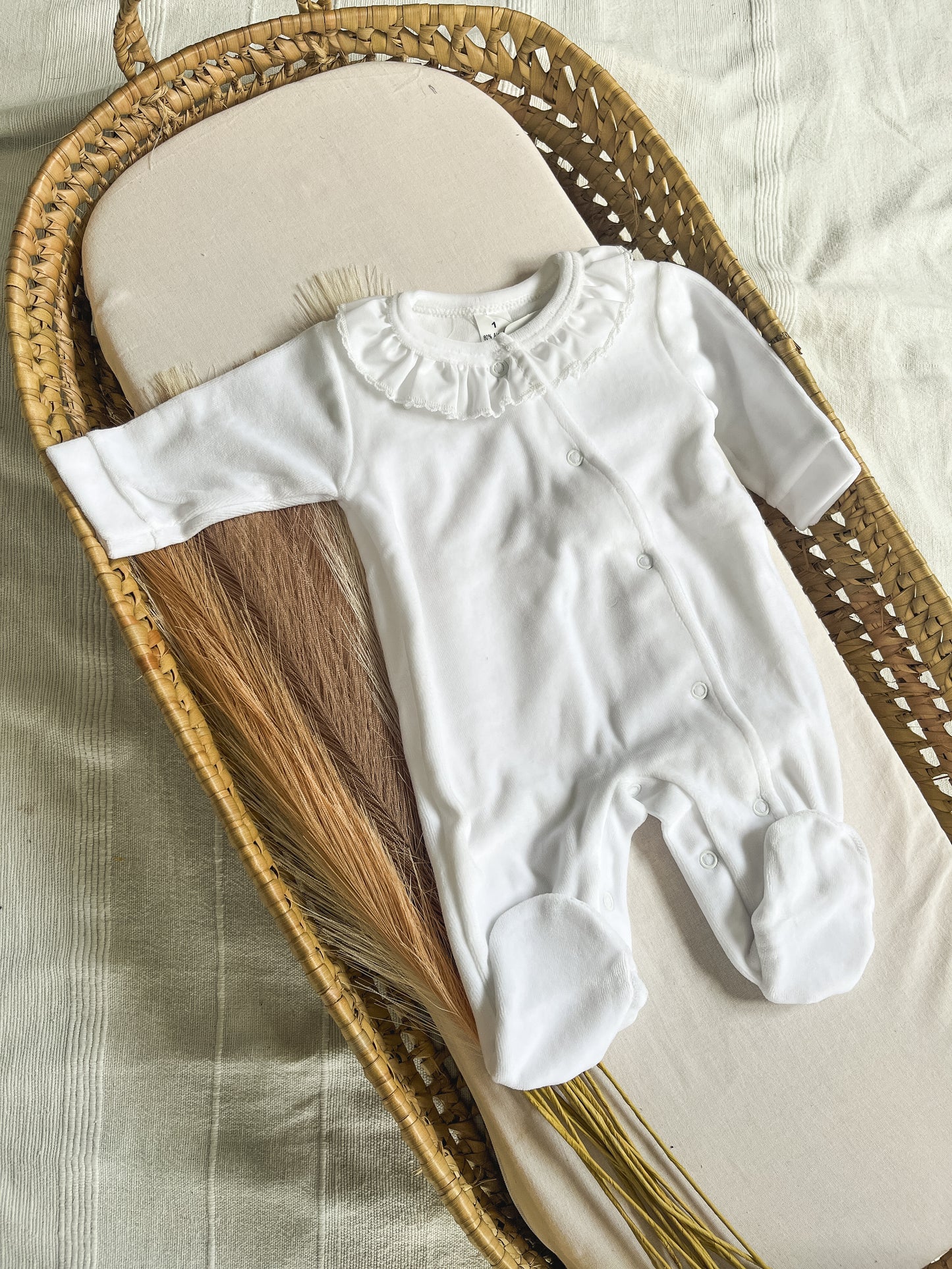 Babygrow de veludo bebé branco personalizável com nome