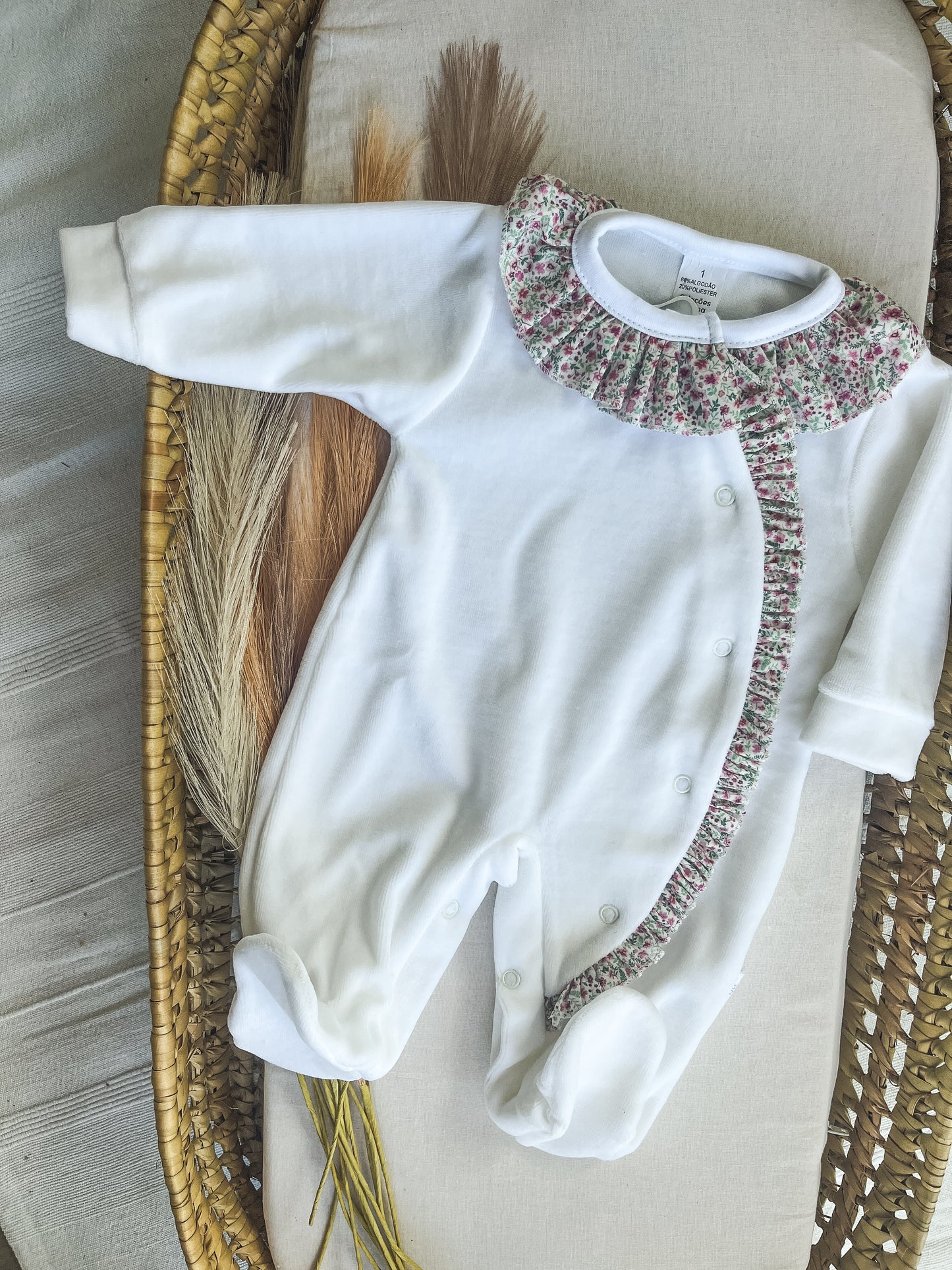 Babygrow de veludo bebé branco com flores