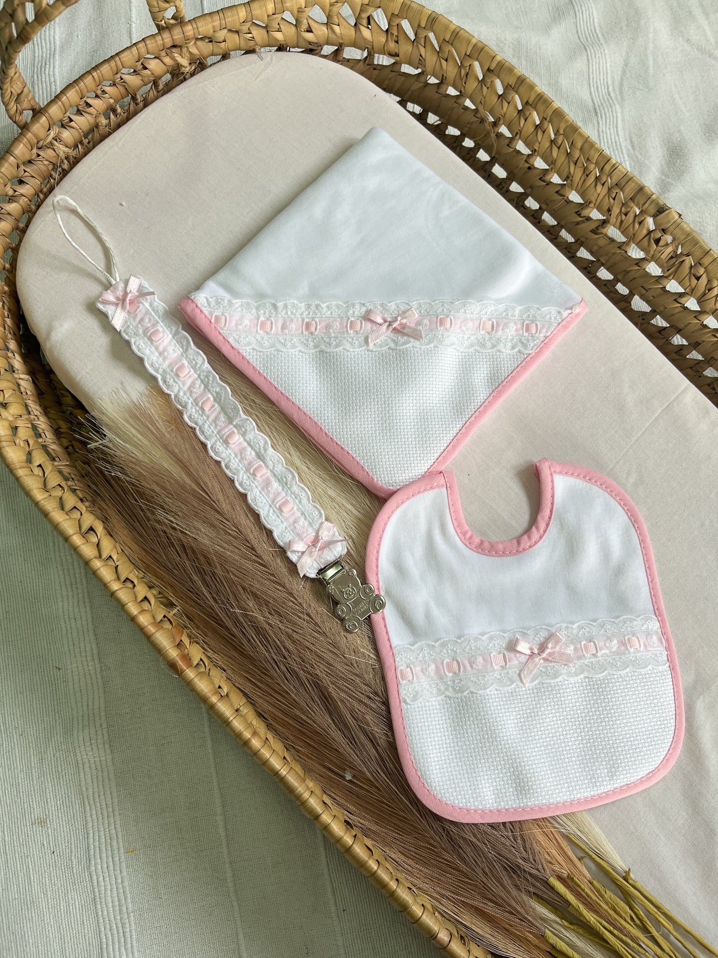 Conjunto de babete, fralda e prende chucha bebé rosa personalizável com nome