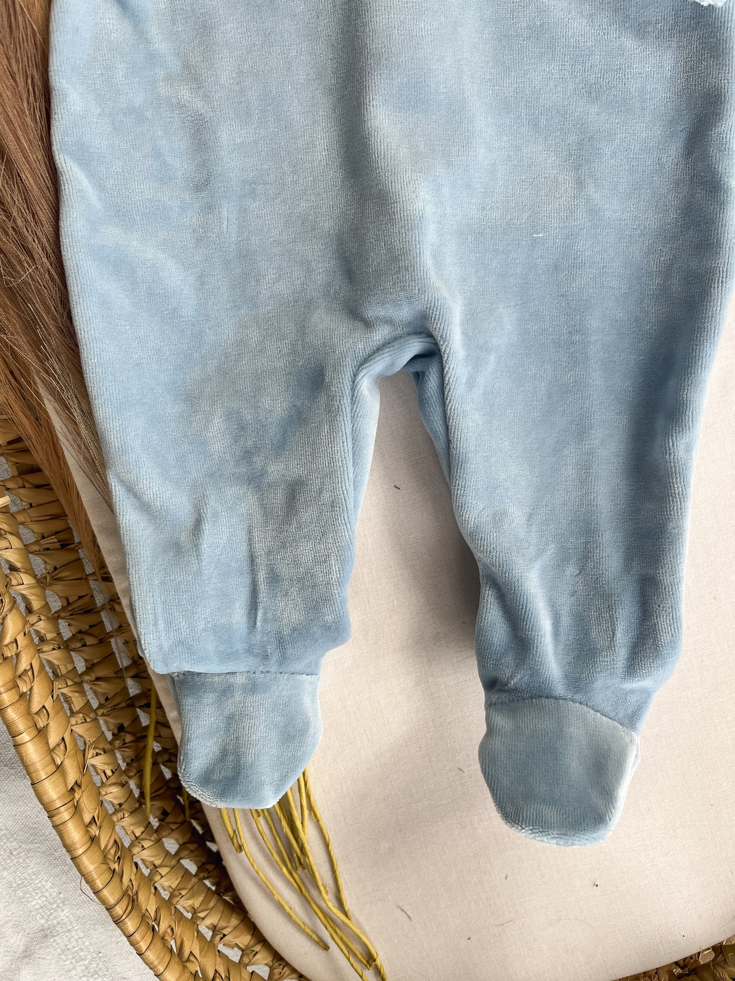 Babygrow de veludo bebé azul personalizável com nome
