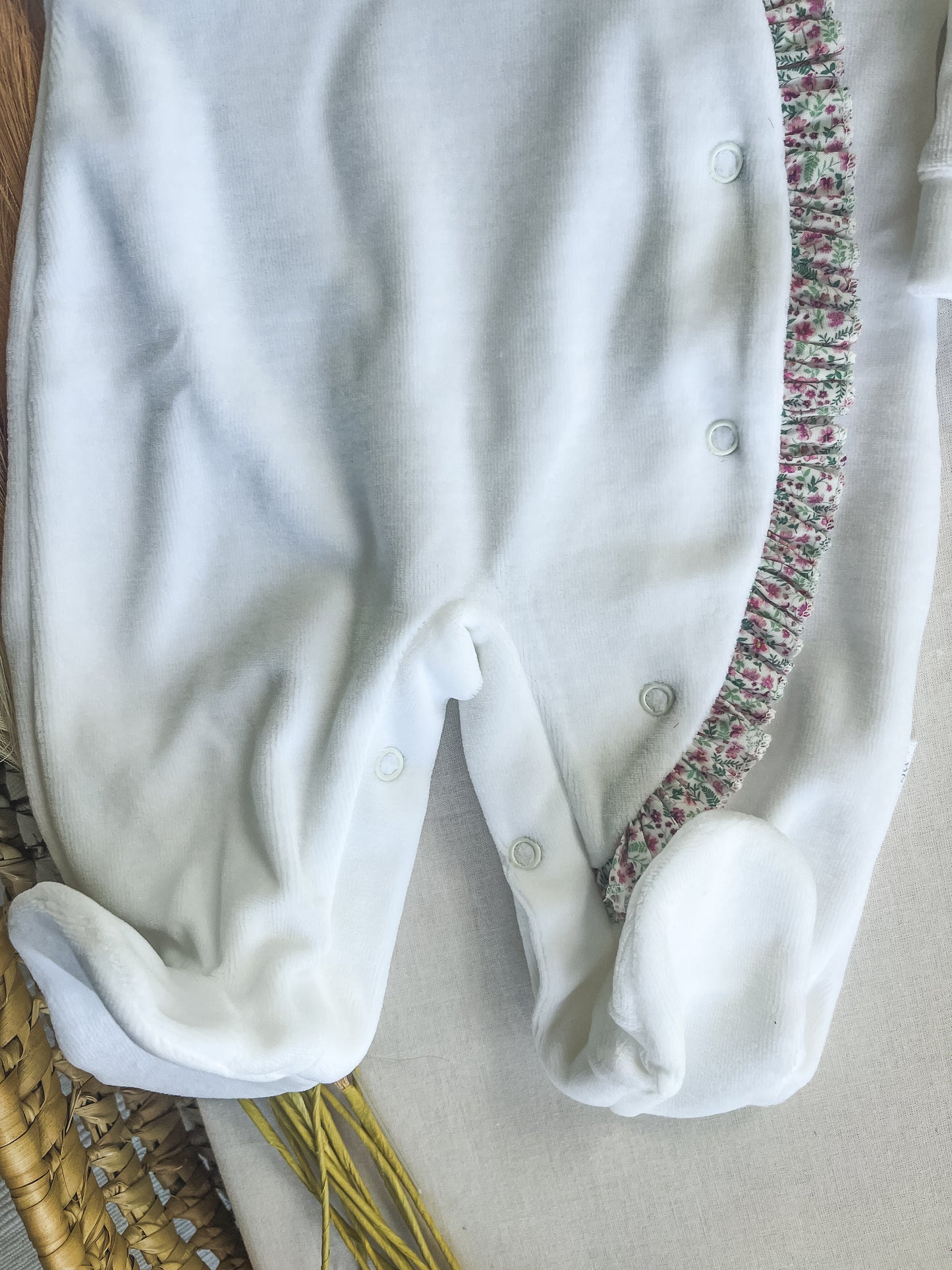 Babygrow de veludo bebé branco com flores