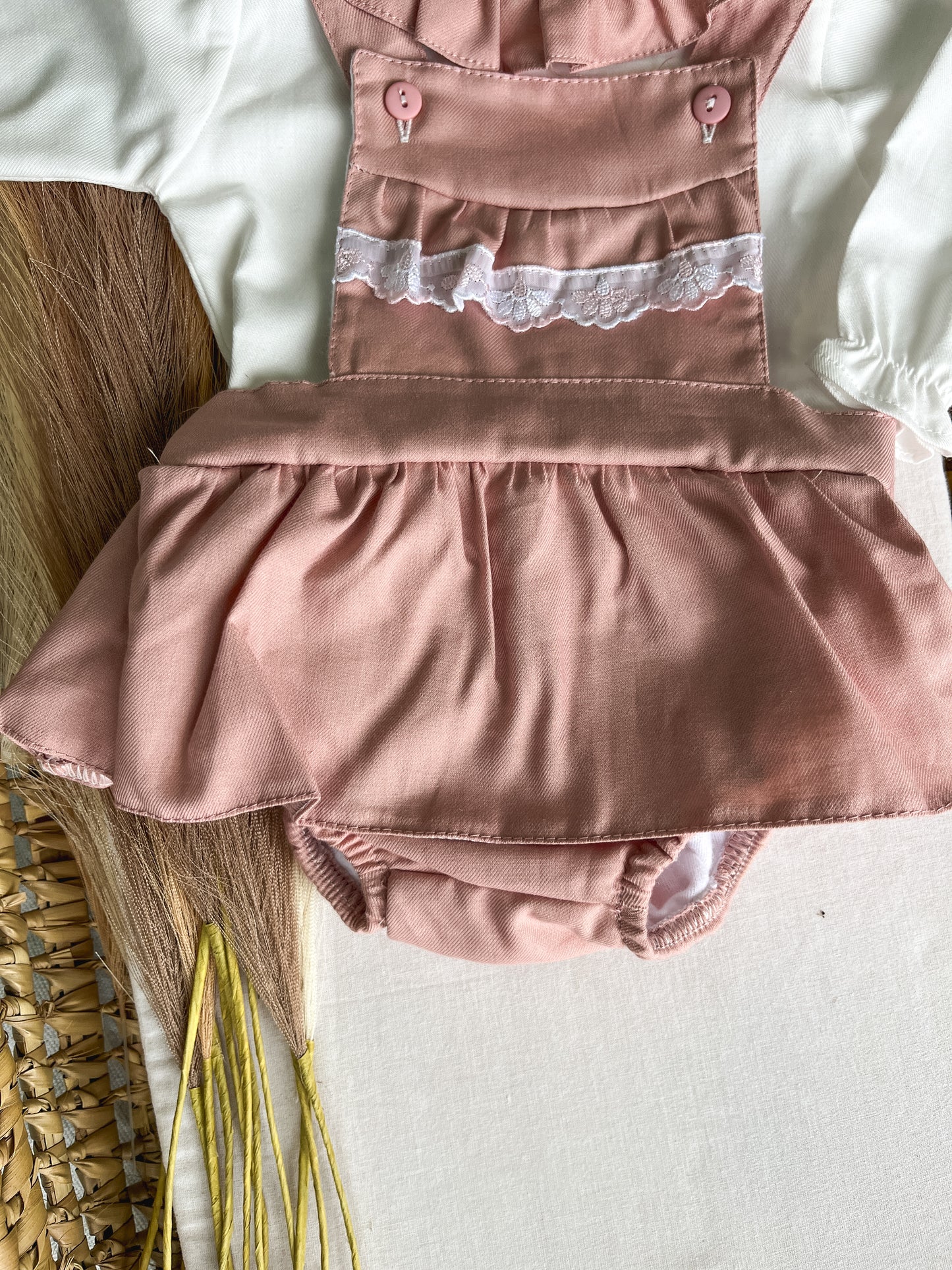 Conjunto de fofo/jardineira rosa com blusa bebé