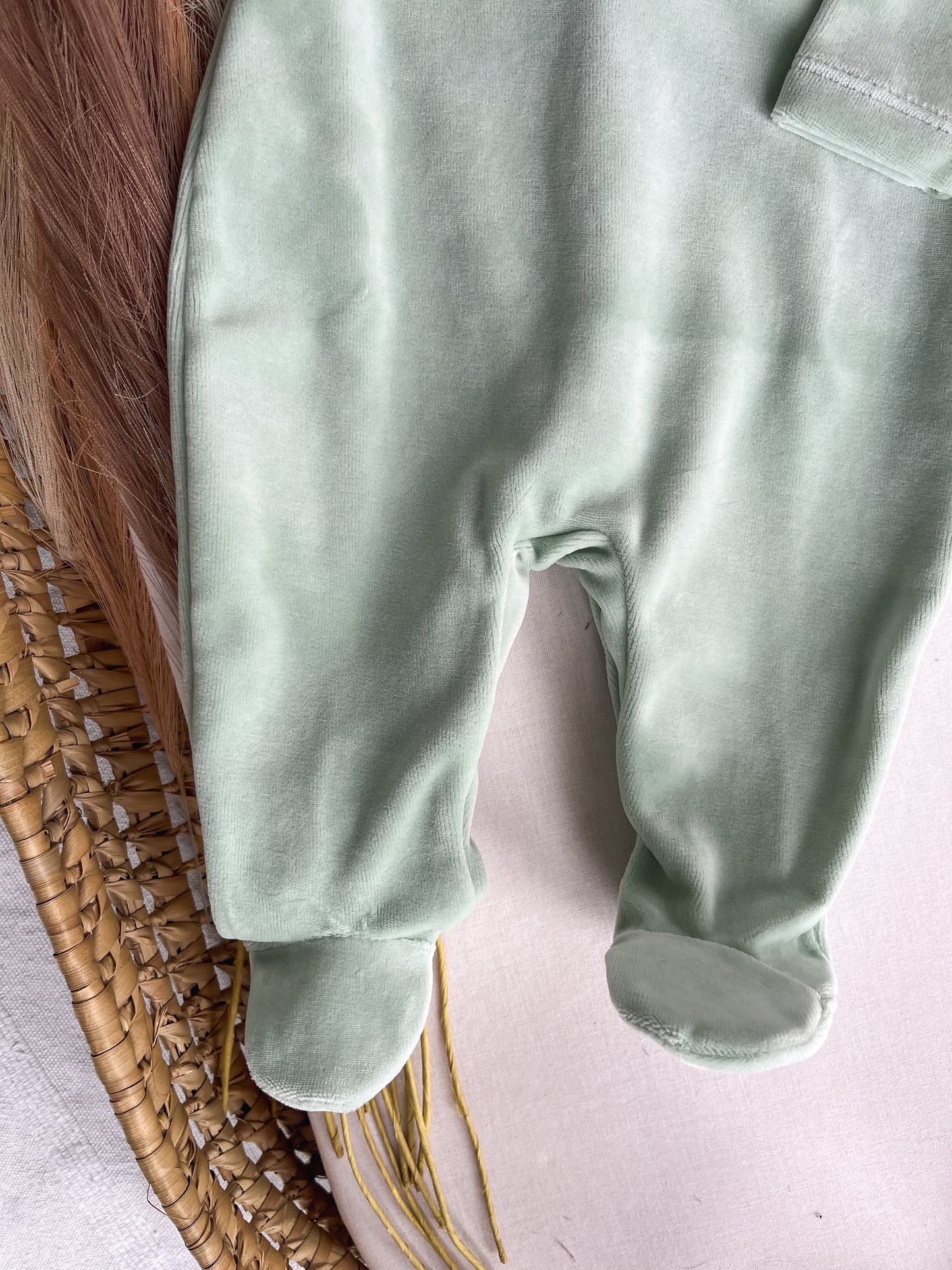 Babygrow de veludo bebé verde personalizável com nome