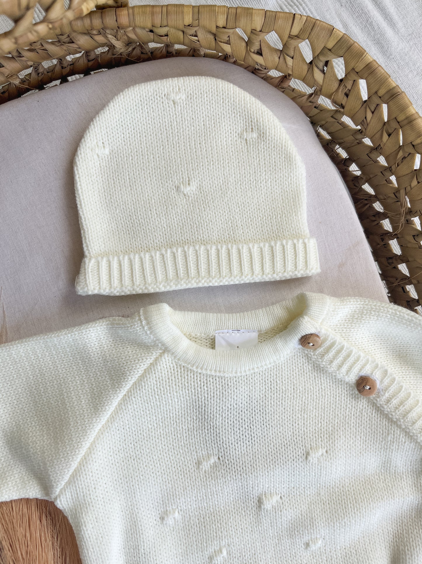 Conjunto de camisola, calças e gorro