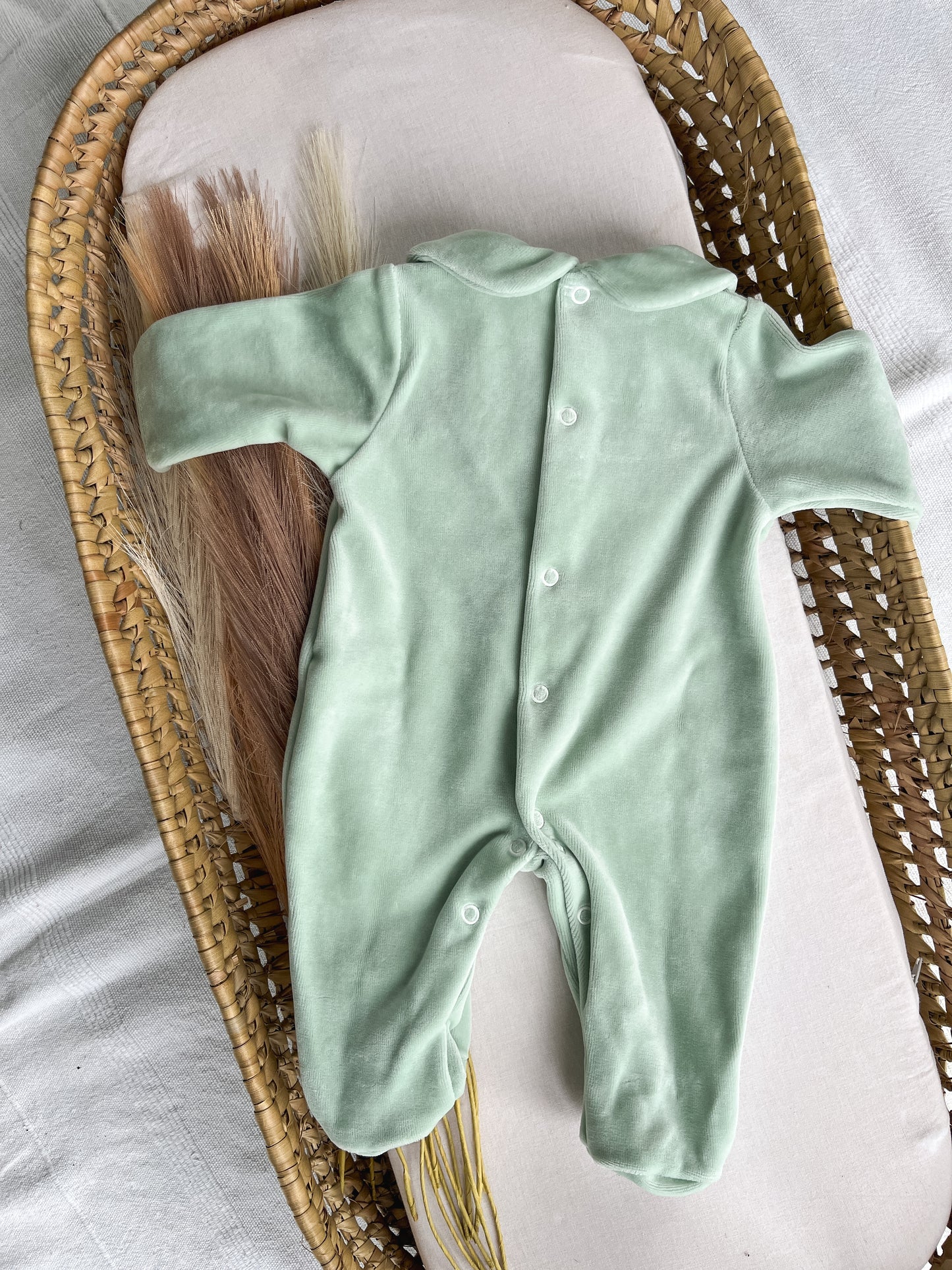 Babygrow de veludo bebé verde personalizável com nome