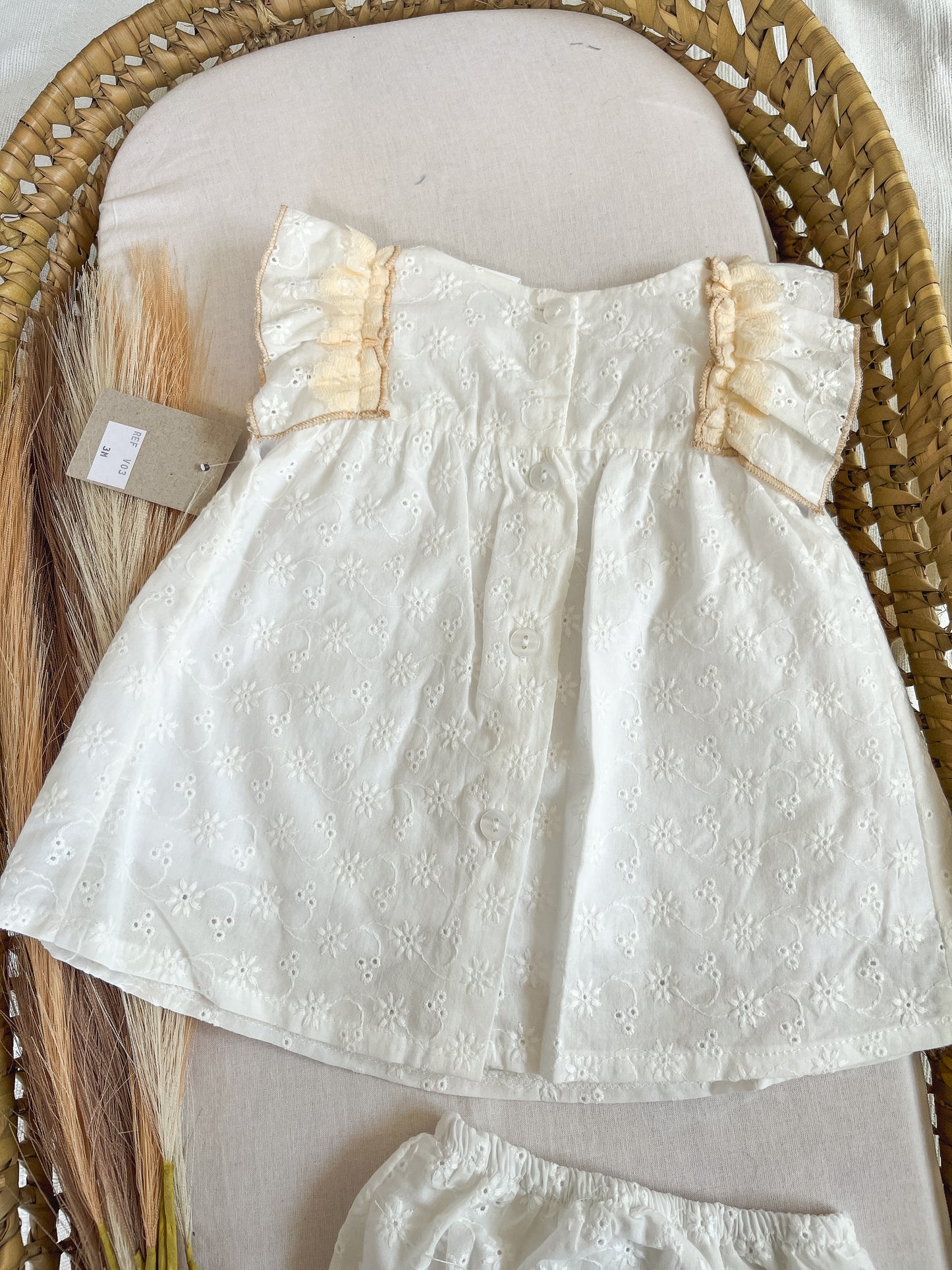 Conjunto de vestido com tapa fralda bebé menina bege