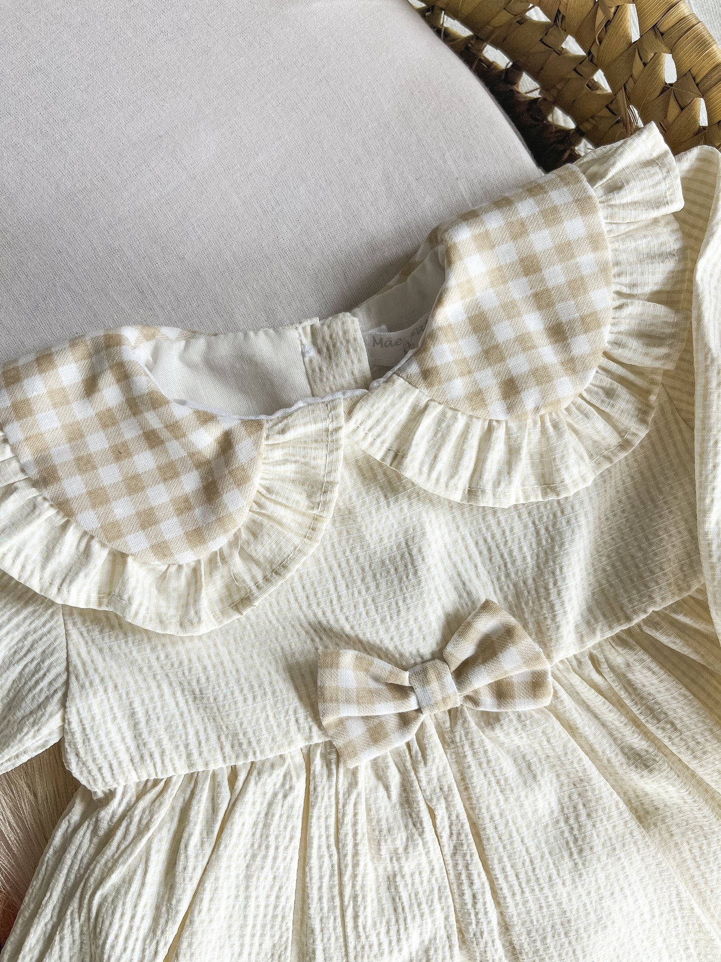 Conjunto de vestido com tapa fralda bebé menina bege