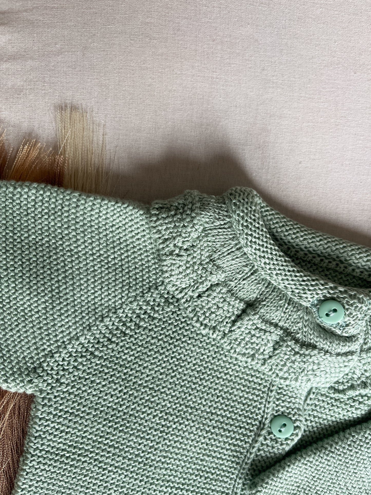 Casaco de malha com gola verde