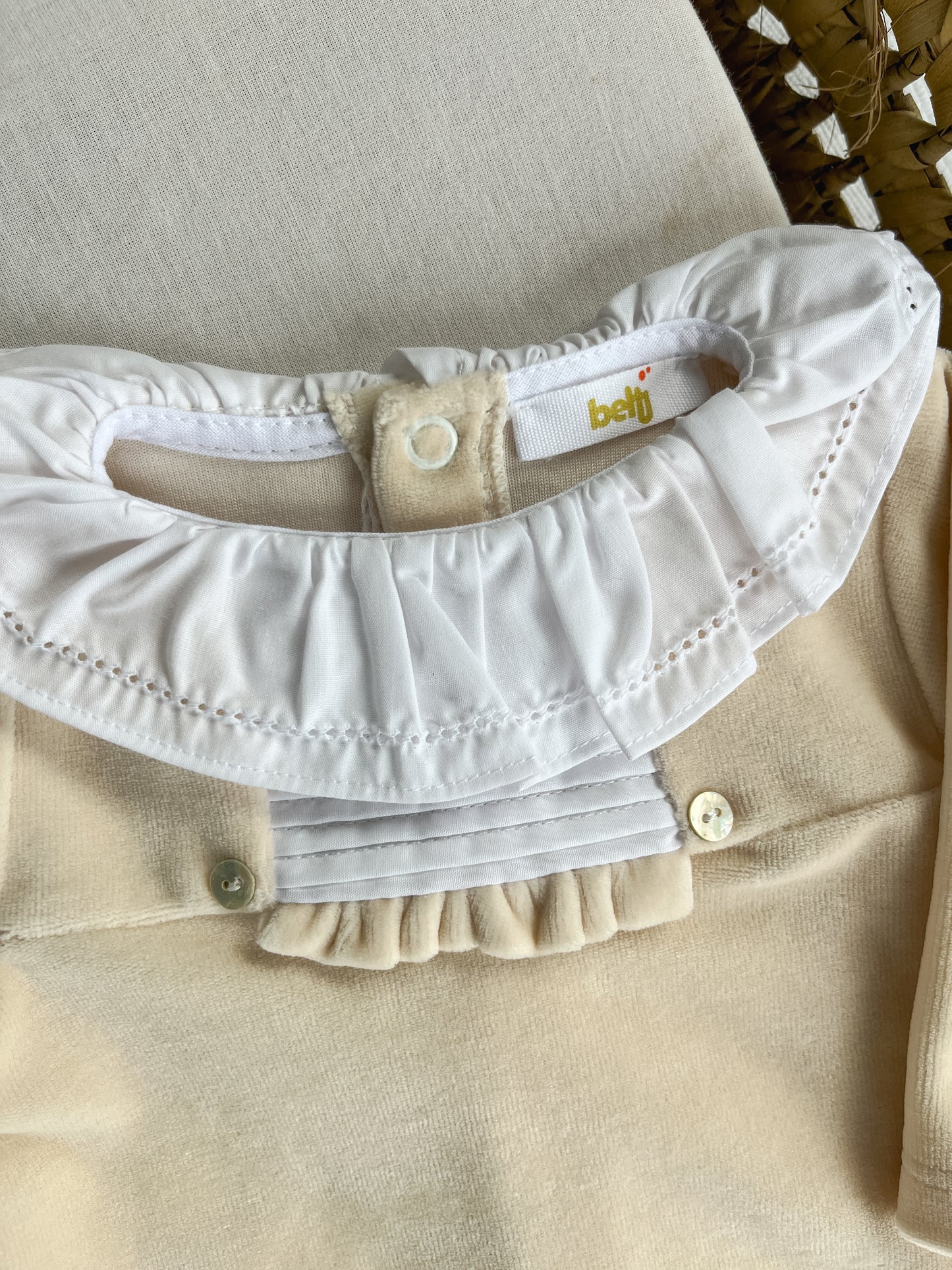 Babygrow de veludo bebé bege personalizável com nome