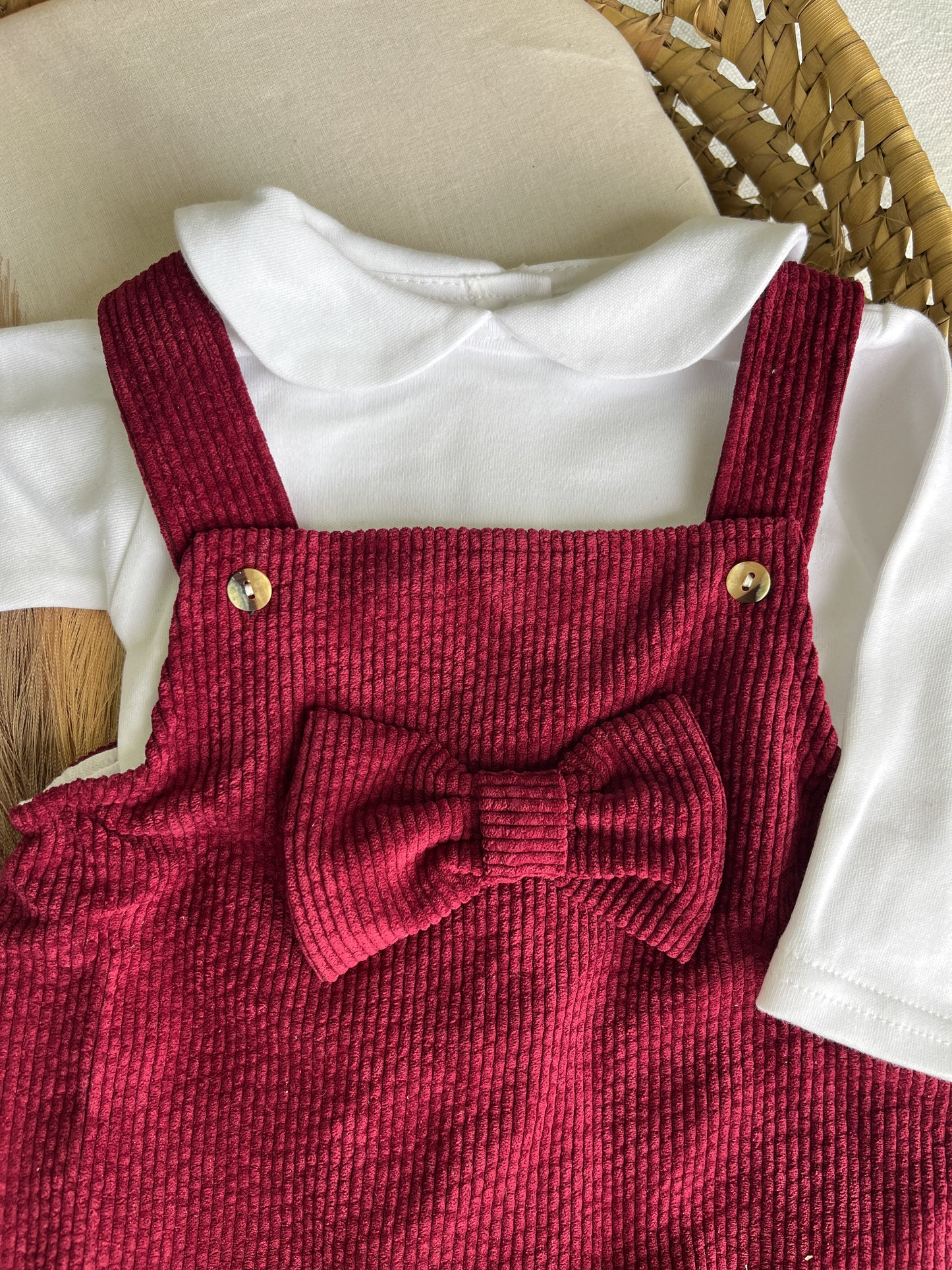 Conjunto de jardineira bordô com blusa bebé