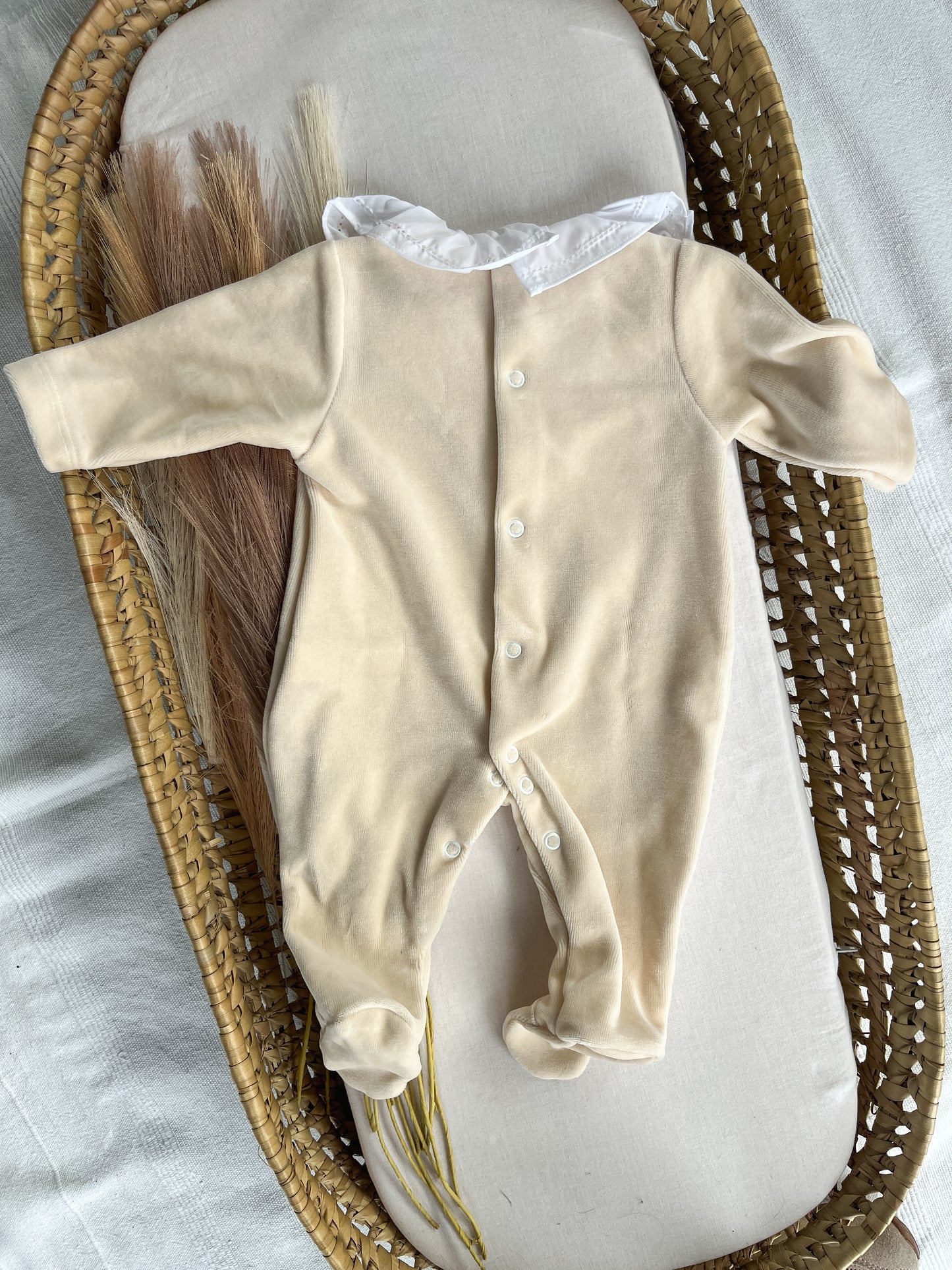 Babygrow de veludo bebé bege personalizável com nome