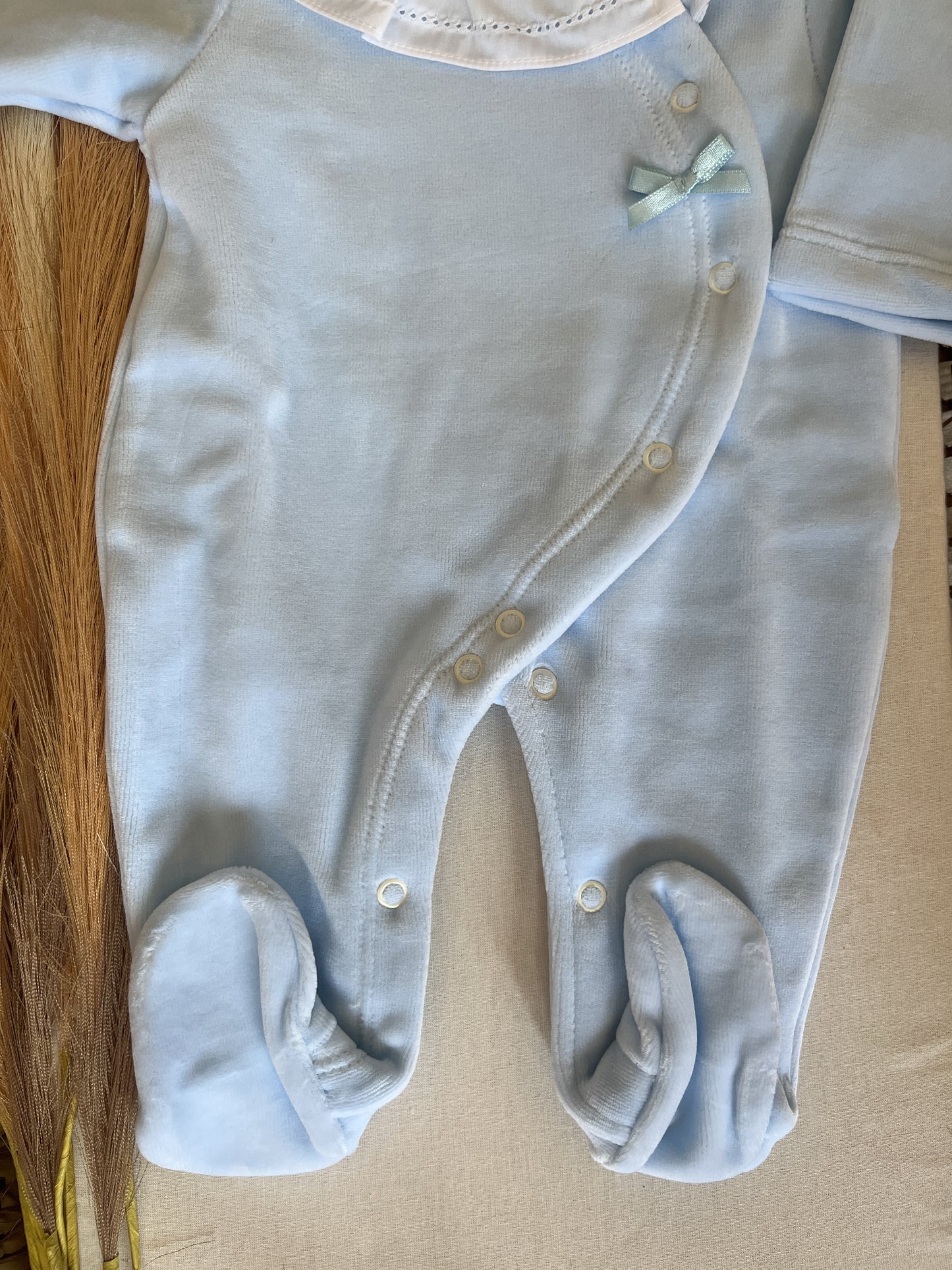 Babygrow de veludo bebé azul personalizável com nome