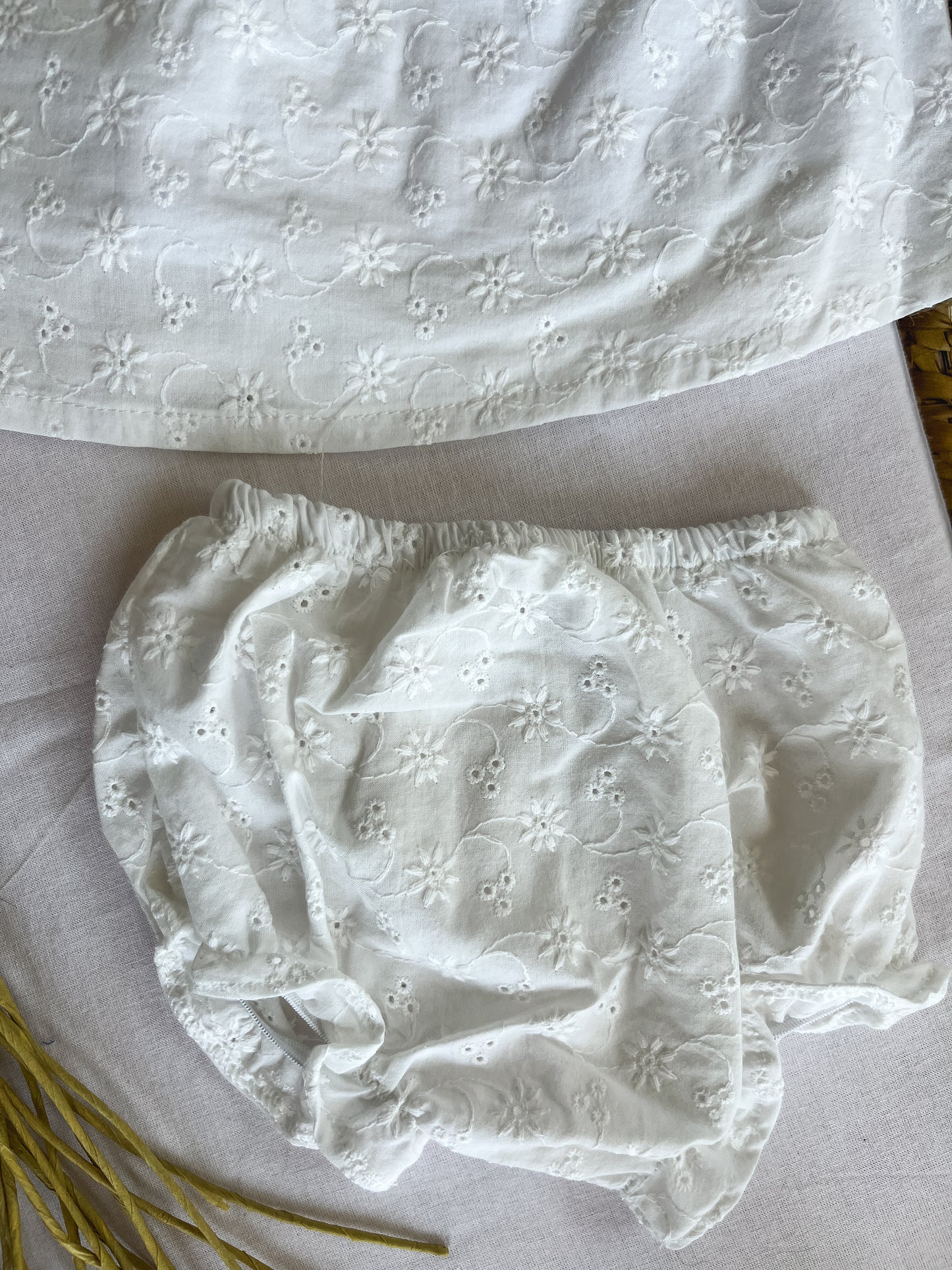 Conjunto de vestido com tapa fralda bebé menina bege