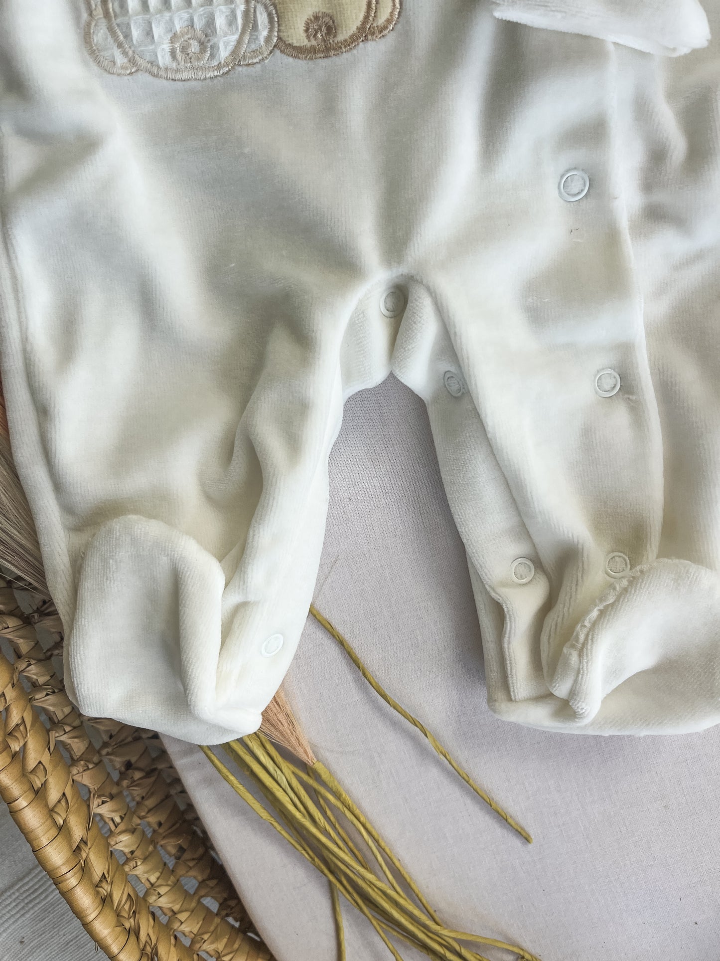 Babygrow de veludo branco pérola