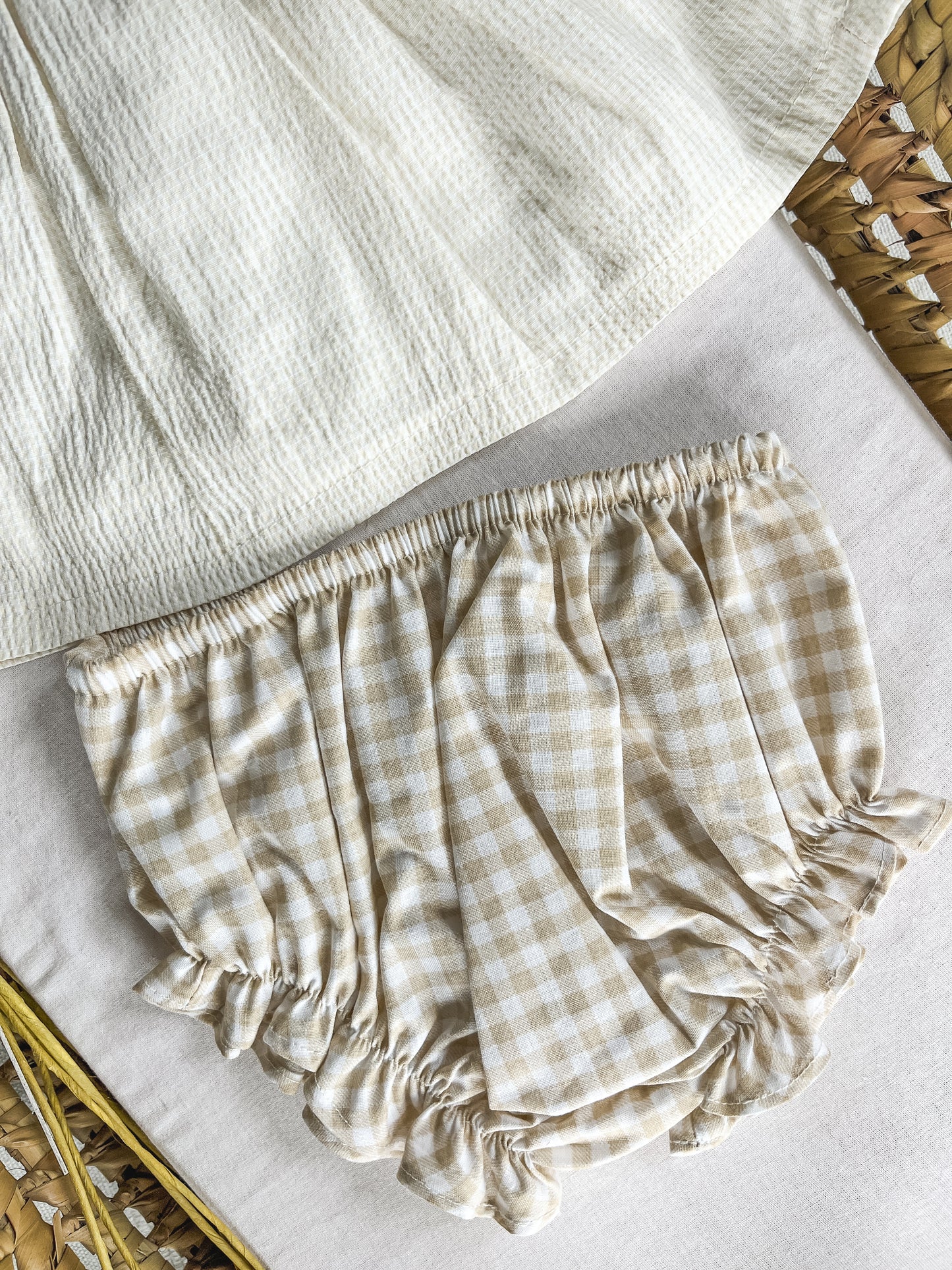 Conjunto de vestido com tapa fralda bebé menina bege