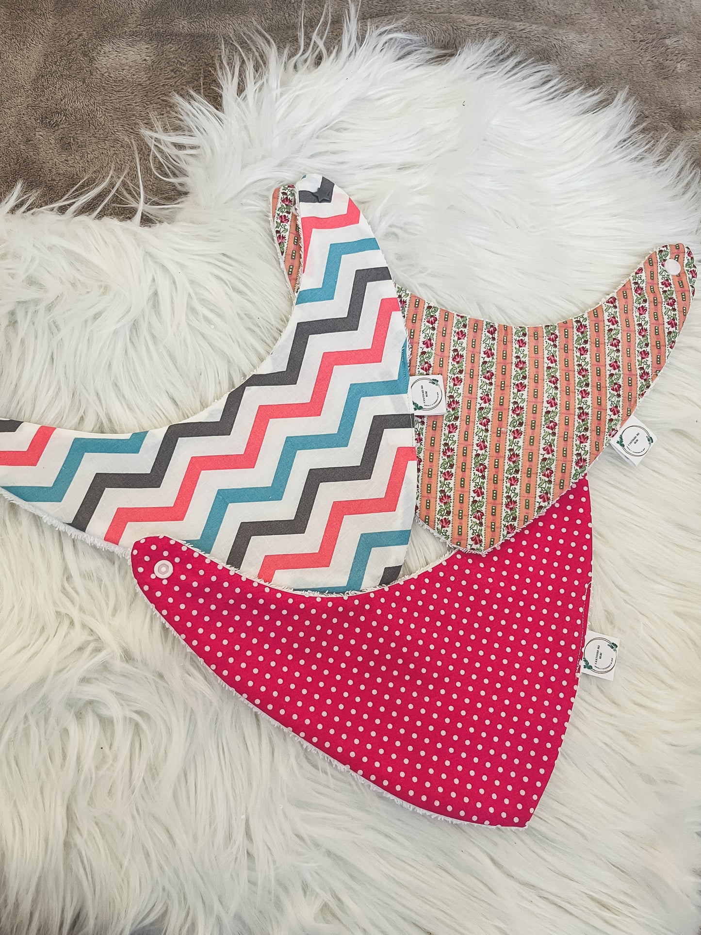 Pack de 3 babetes impermeáveis bandana personalizável com nome vários padrões