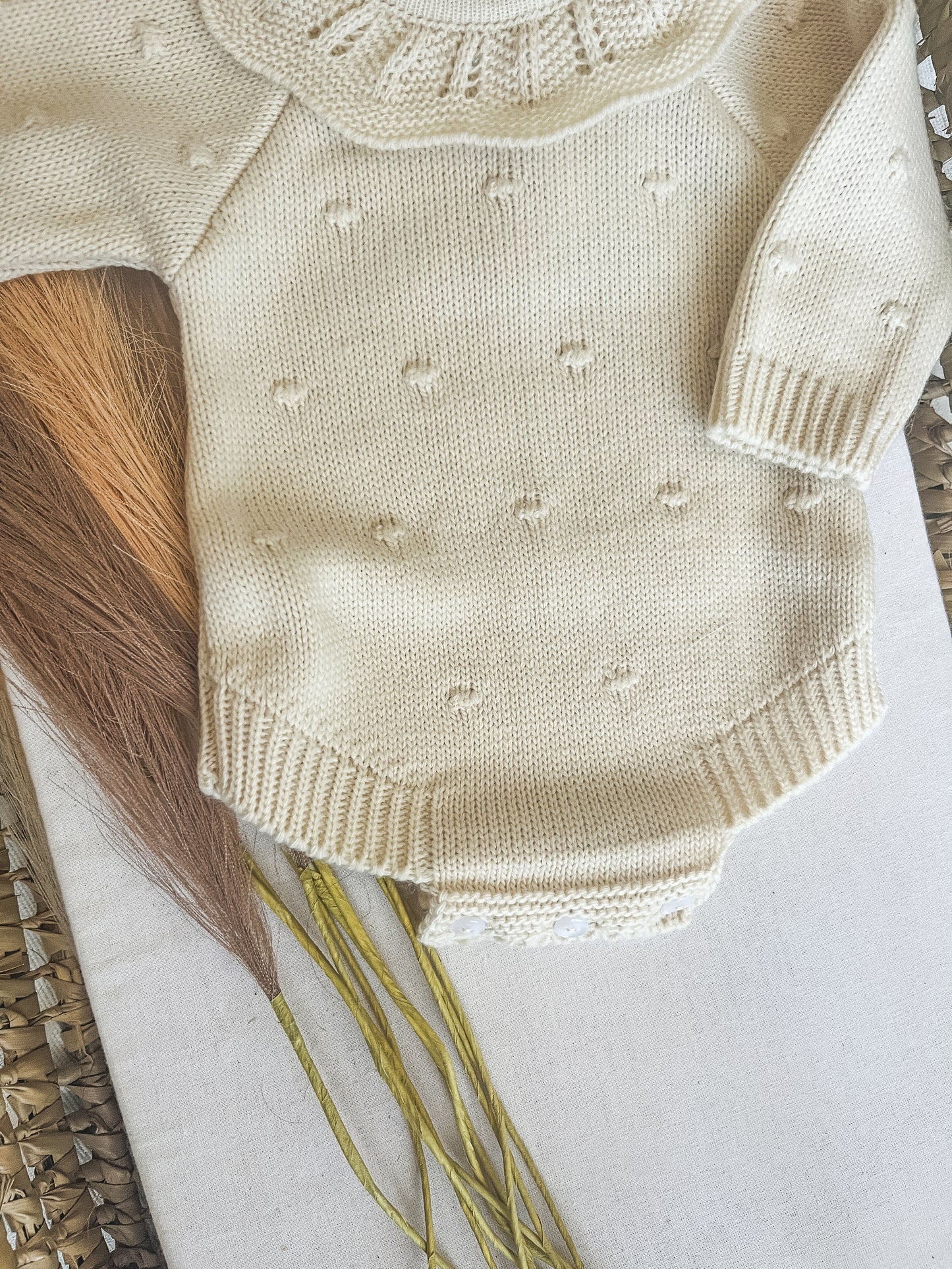 Conjunto de malha fofo e touca bebé bege