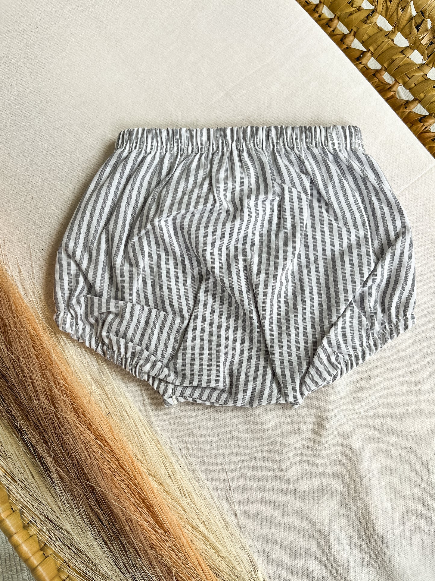 Tapa fralda com laço bebé menina cinza