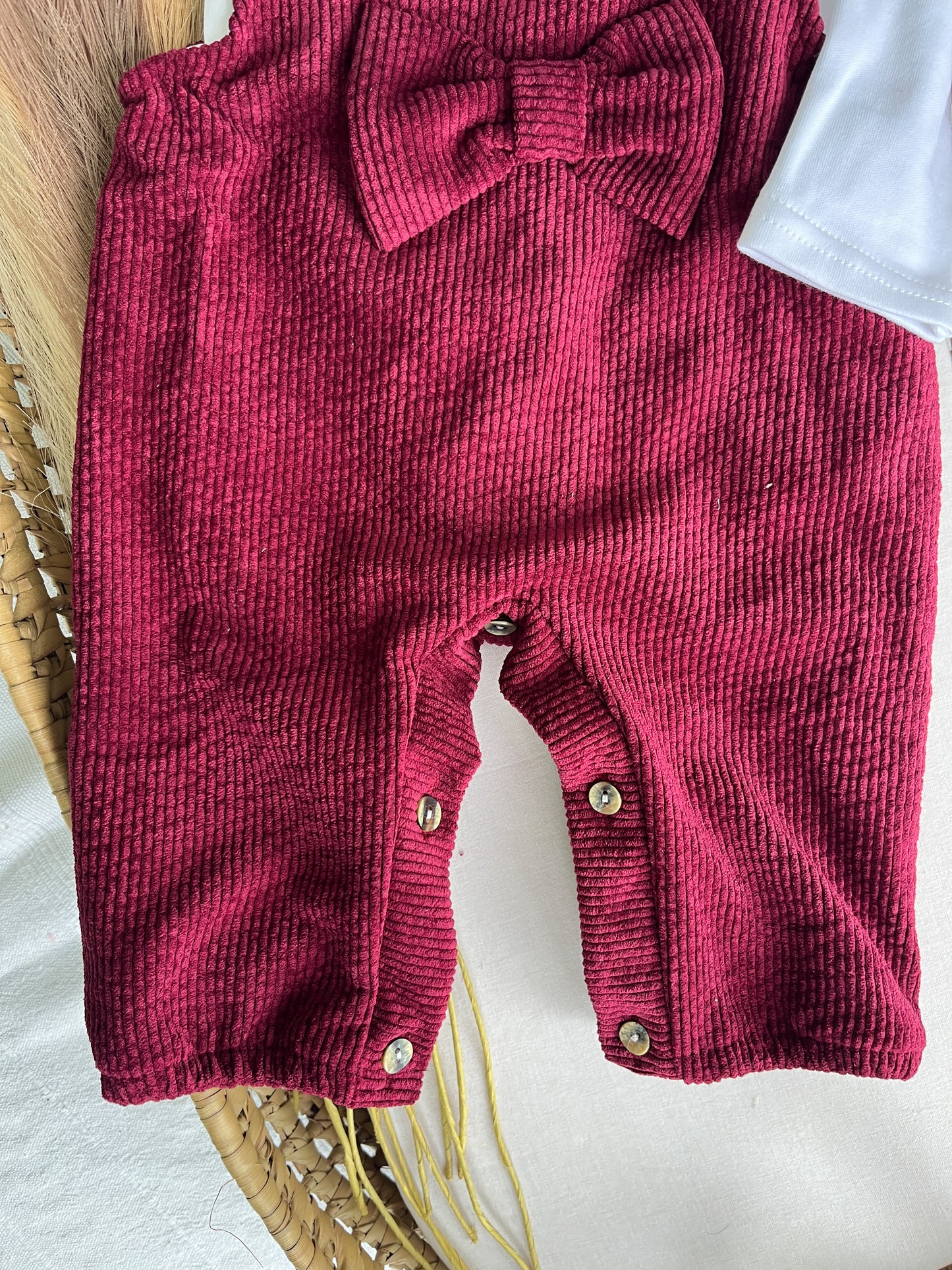 Conjunto de jardineira bordô com blusa bebé