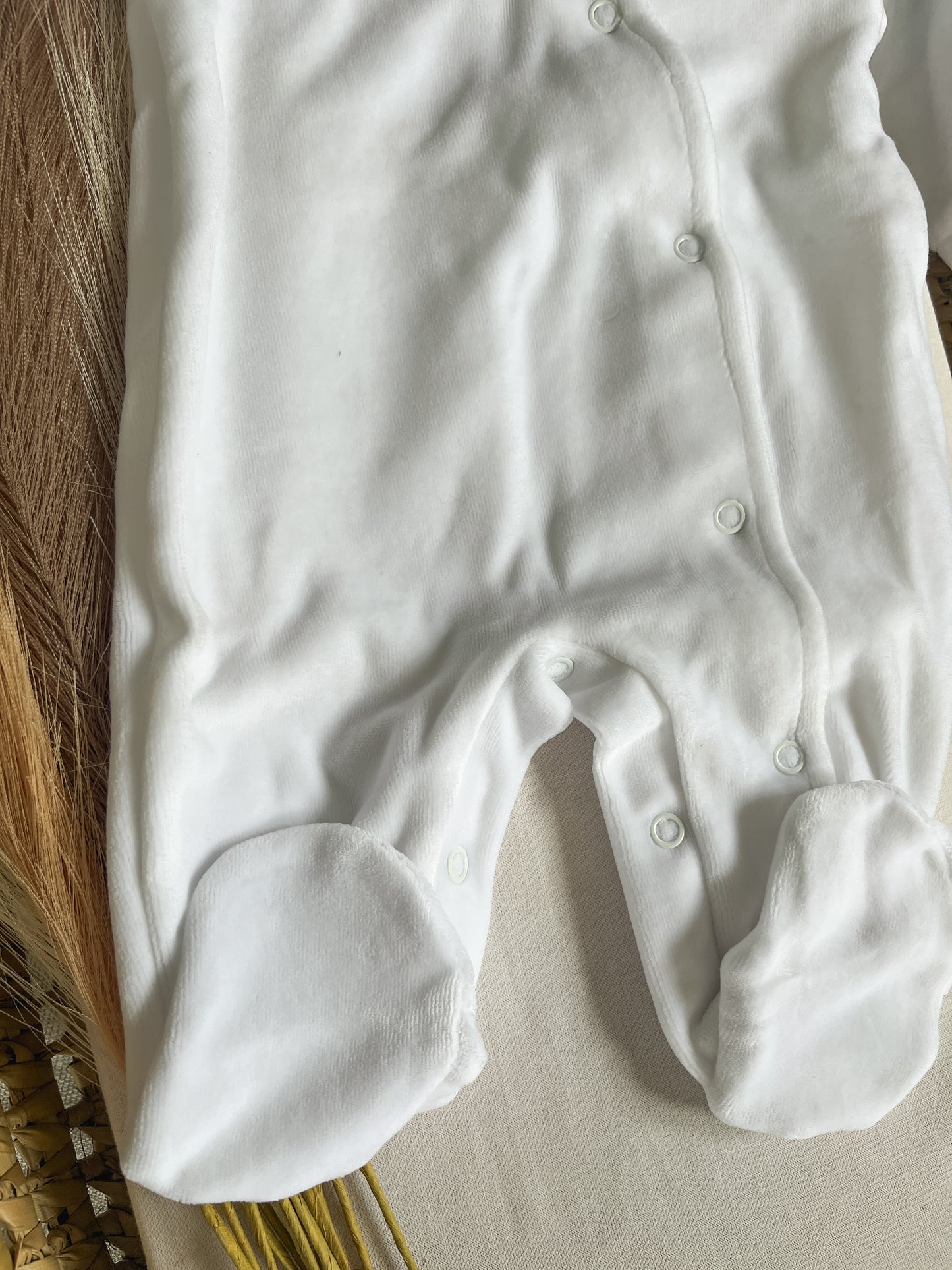 Babygrow de veludo bebé branco personalizável com nome