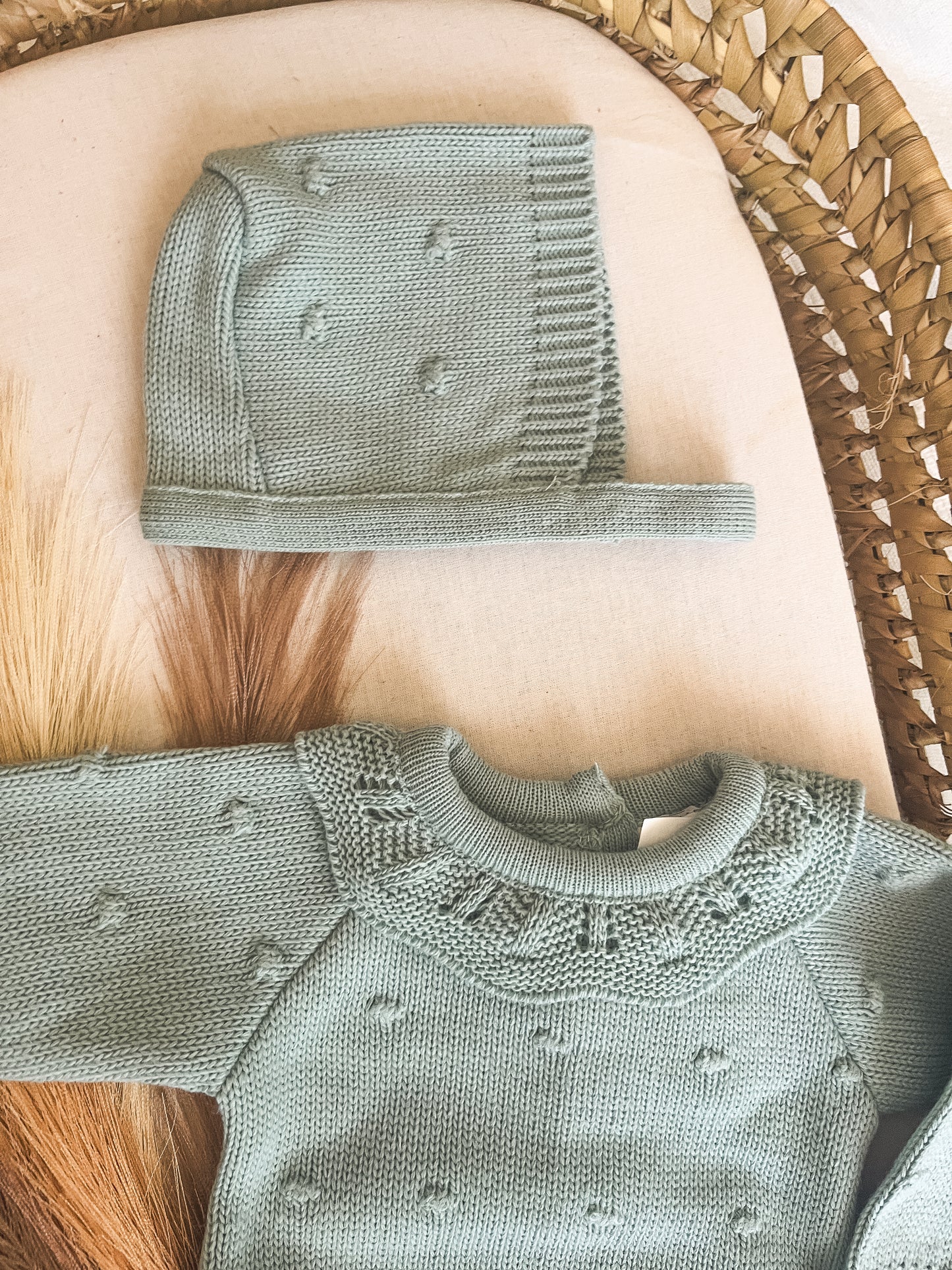 Conjunto de malha fofo e touca bebé verde