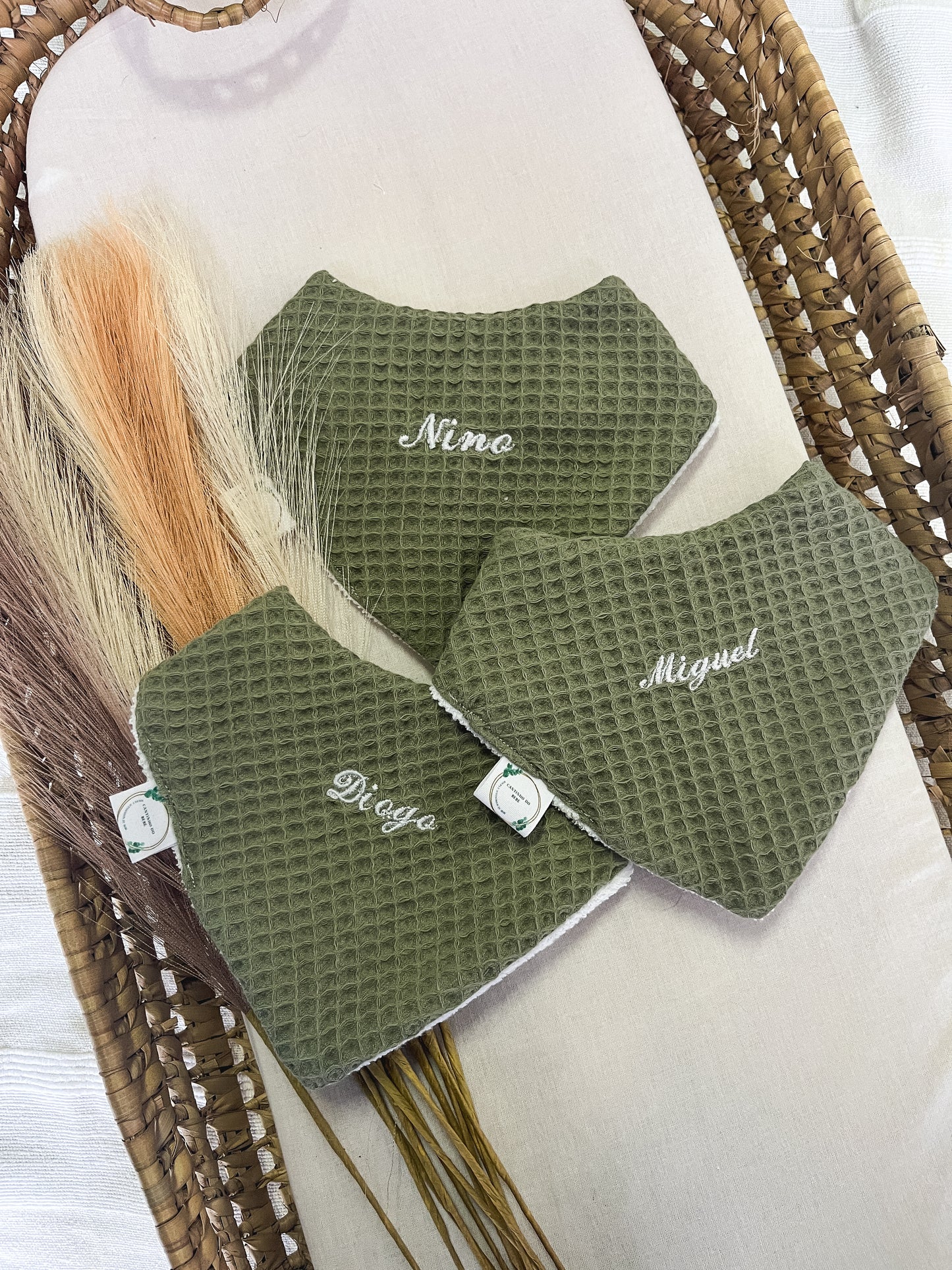 Babete bandana impermeável personalizável com nome vários padrões