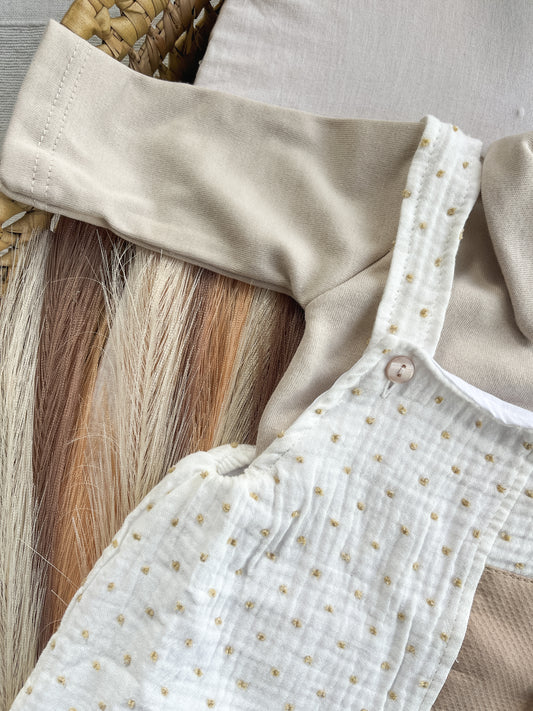 Conjunto de jardineira e camisola bebé bege