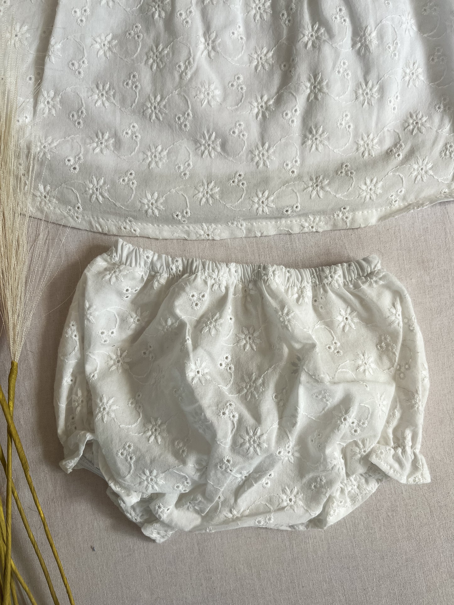 Conjunto de vestido com tapa fralda bebé menina rosa