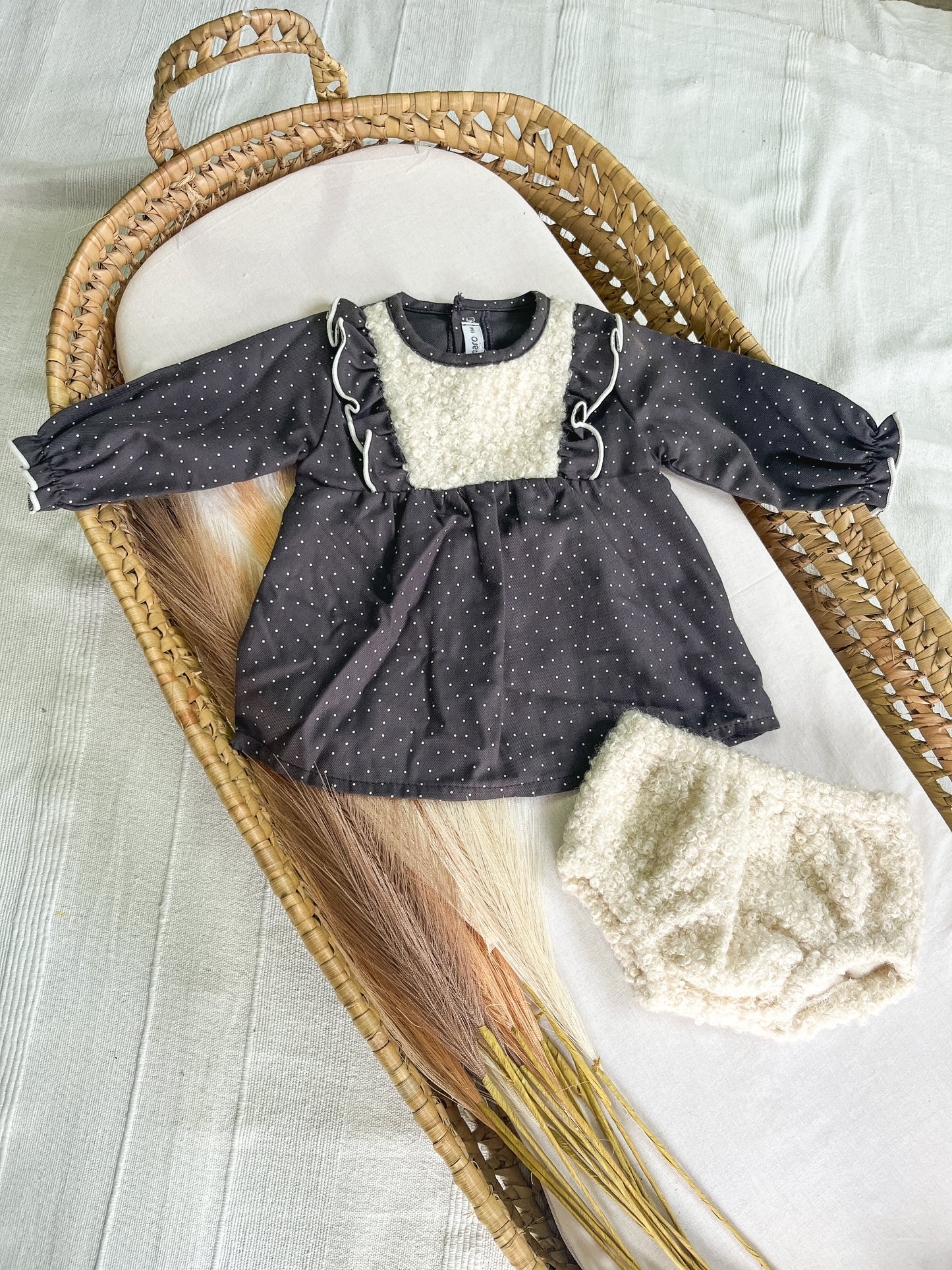 Conjunto de vestido com tapa fralda bebé cinza com pelo