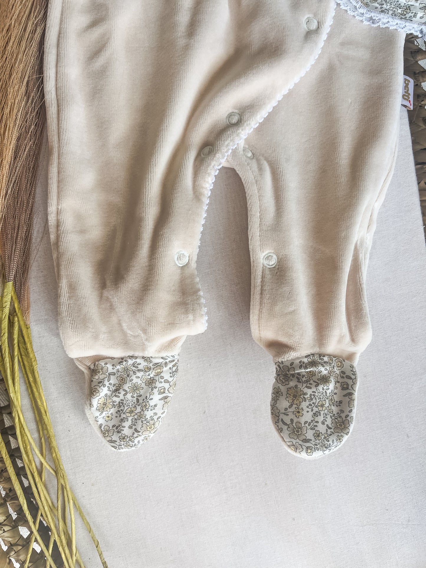 Babygrow de veludo bebé bege