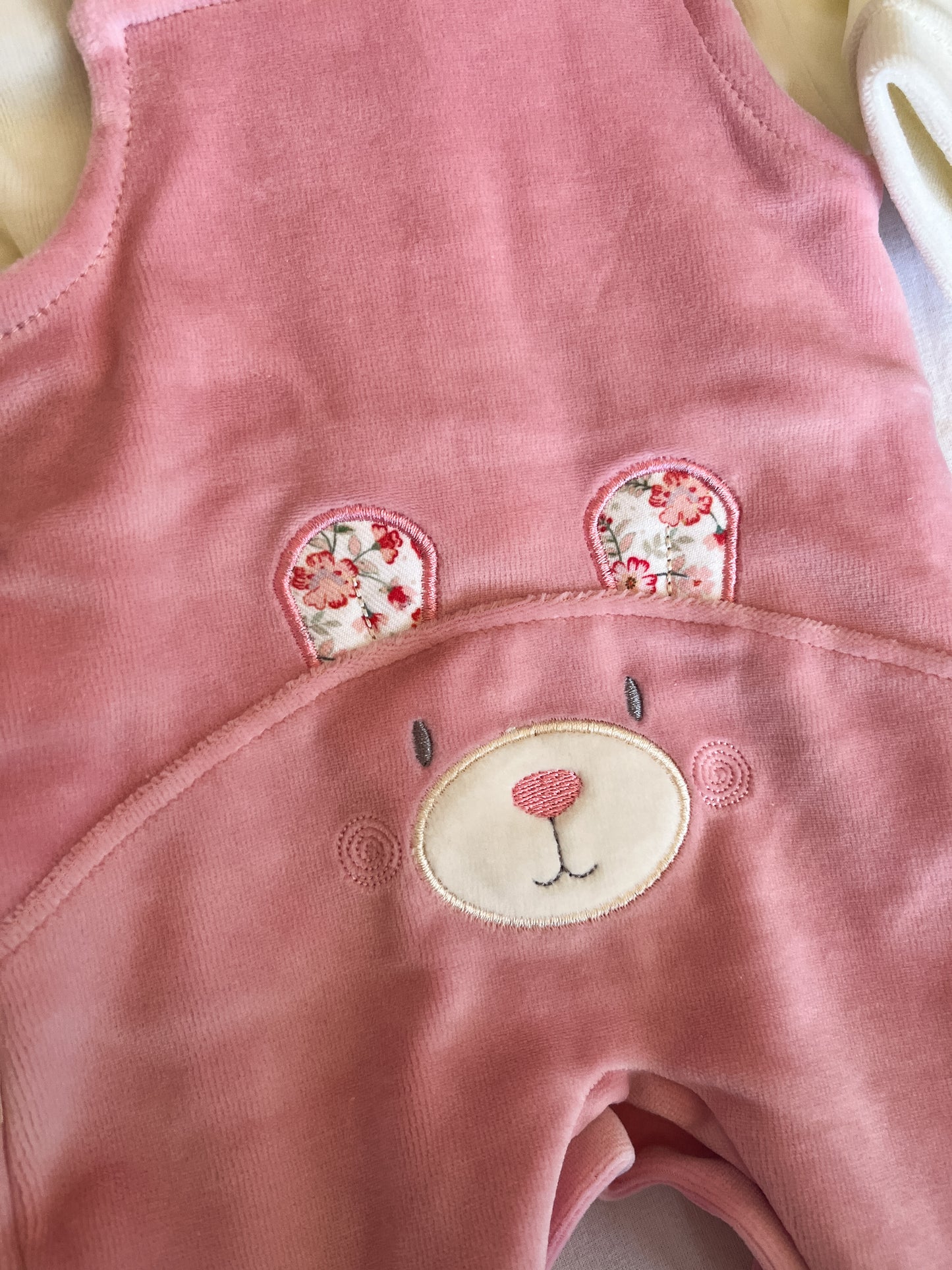 Conjunto de jardineira e camisola de veludo bebé rosa