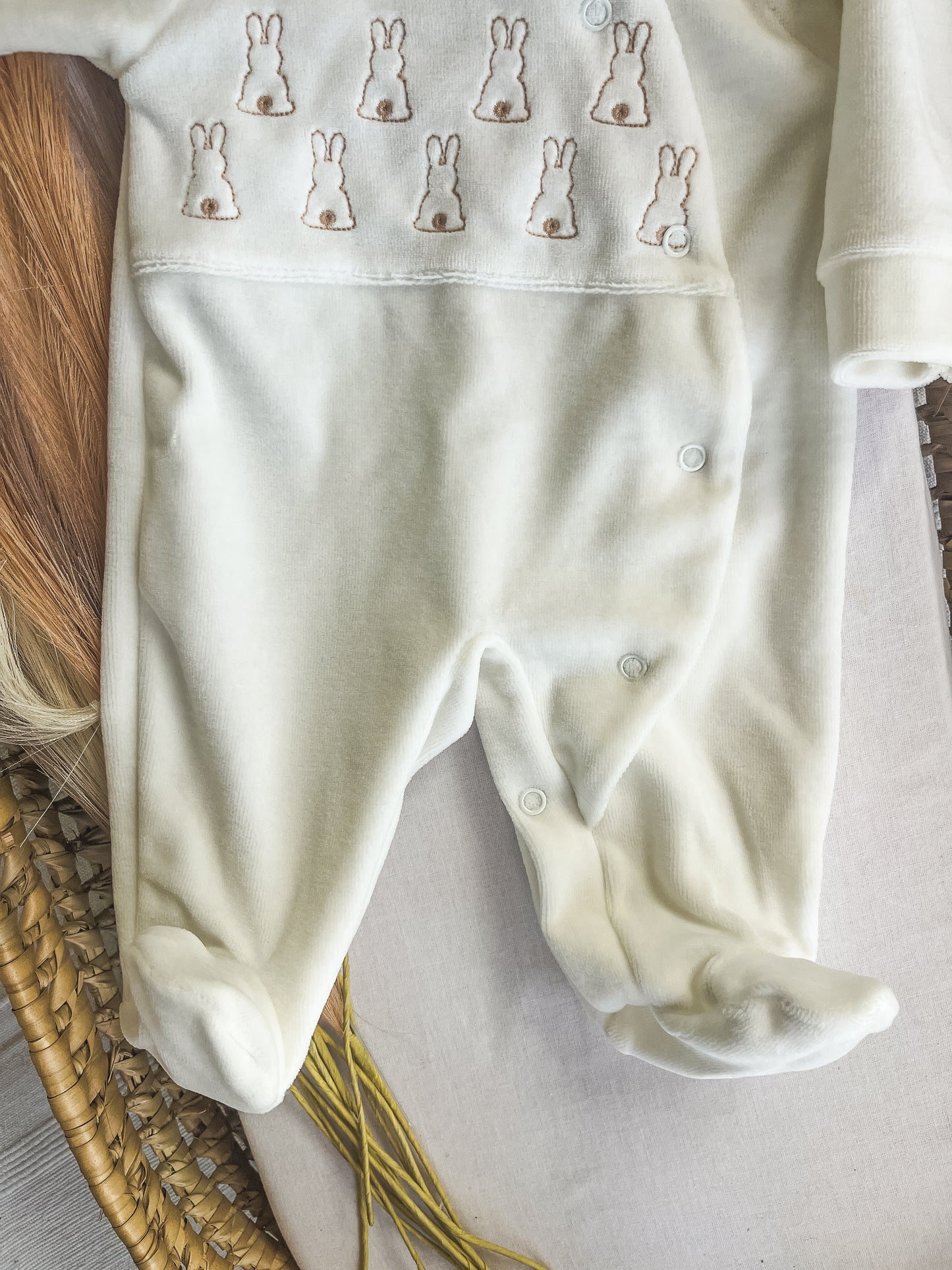 Babygrow de veludo branco pérola