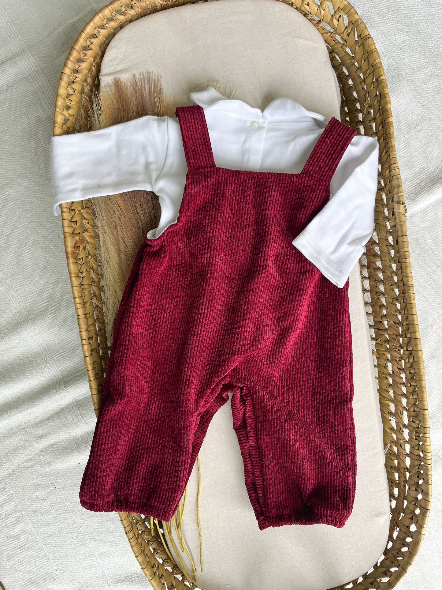 Conjunto de jardineira bordô com blusa bebé
