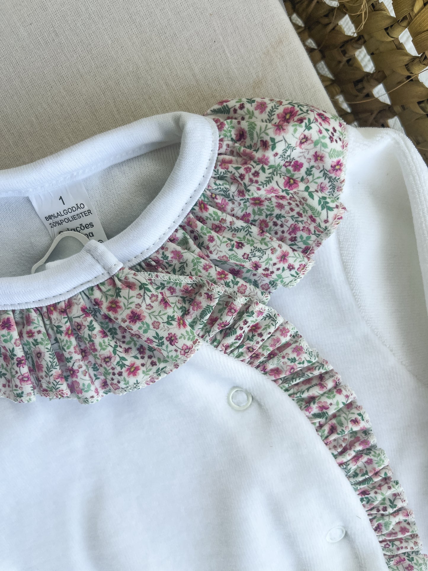 Babygrow de veludo bebé branco com flores