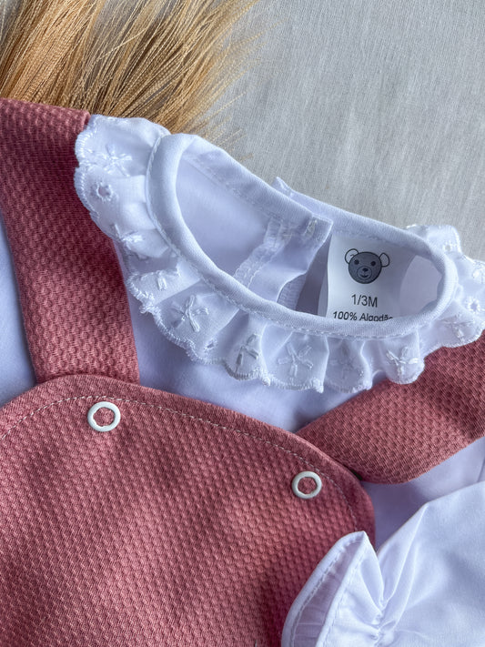 Conjunto de fofo/jardineira e camisa rosa velho