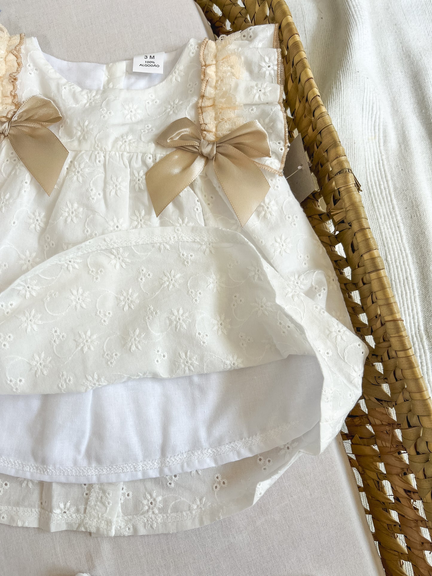 Conjunto de vestido com tapa fralda bebé menina bege