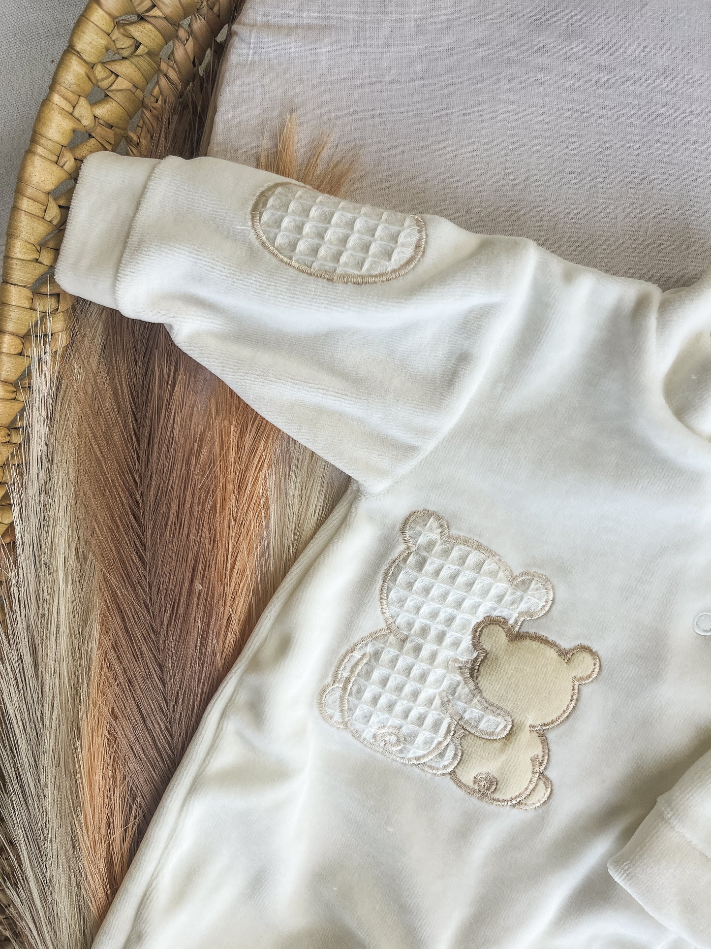 Babygrow de veludo branco pérola