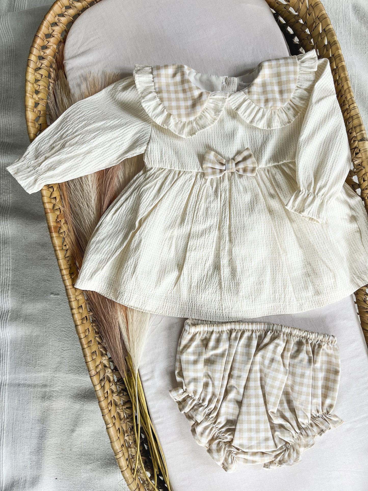 Conjunto de vestido com tapa fralda bebé menina bege