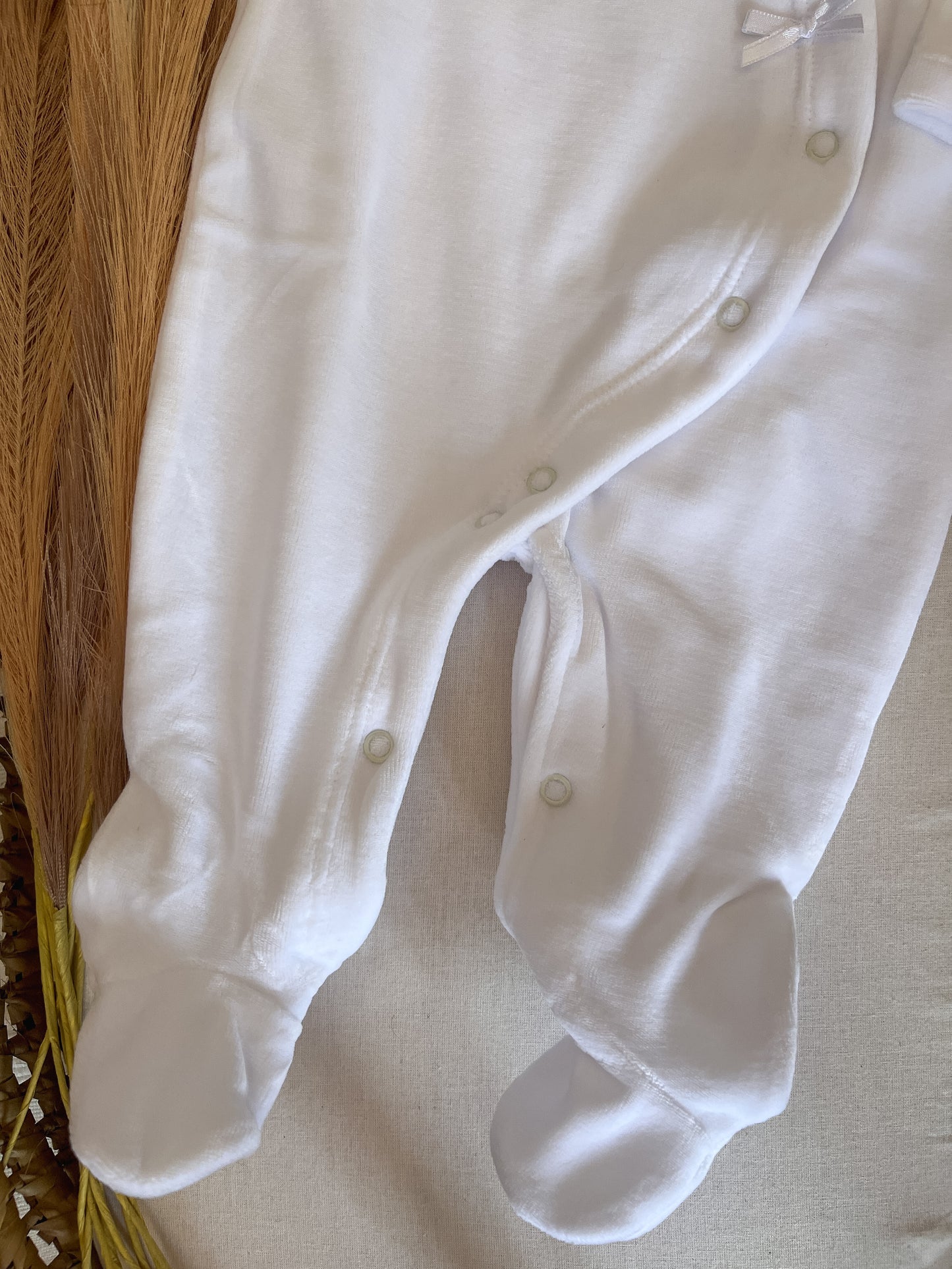 Babygrow de veludo bebé branco personalizável com nome