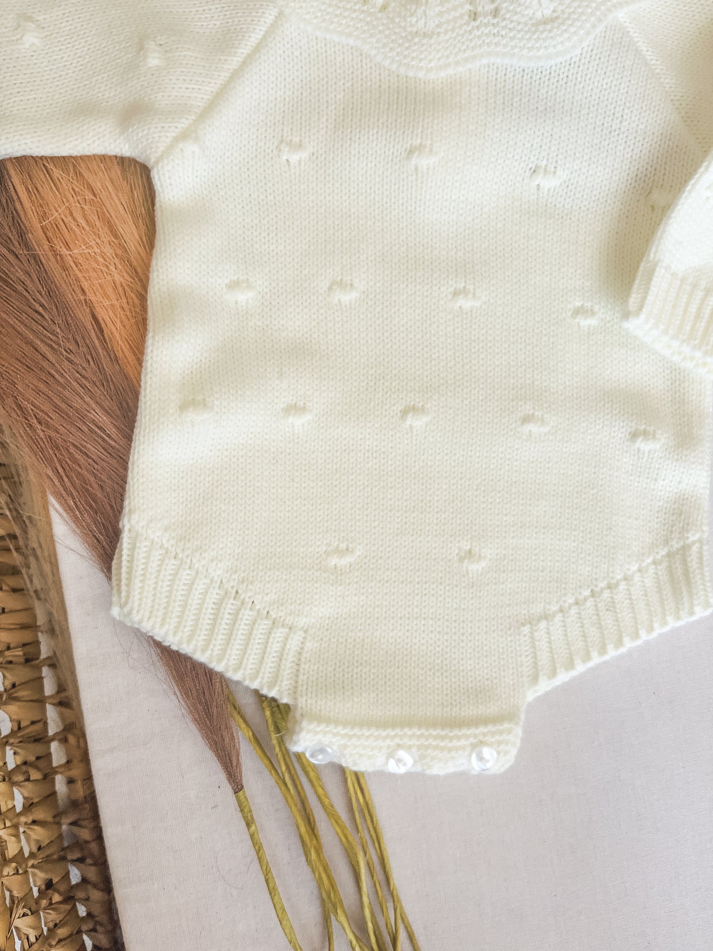 Conjunto de malha fofo e touca bebé branco pérola