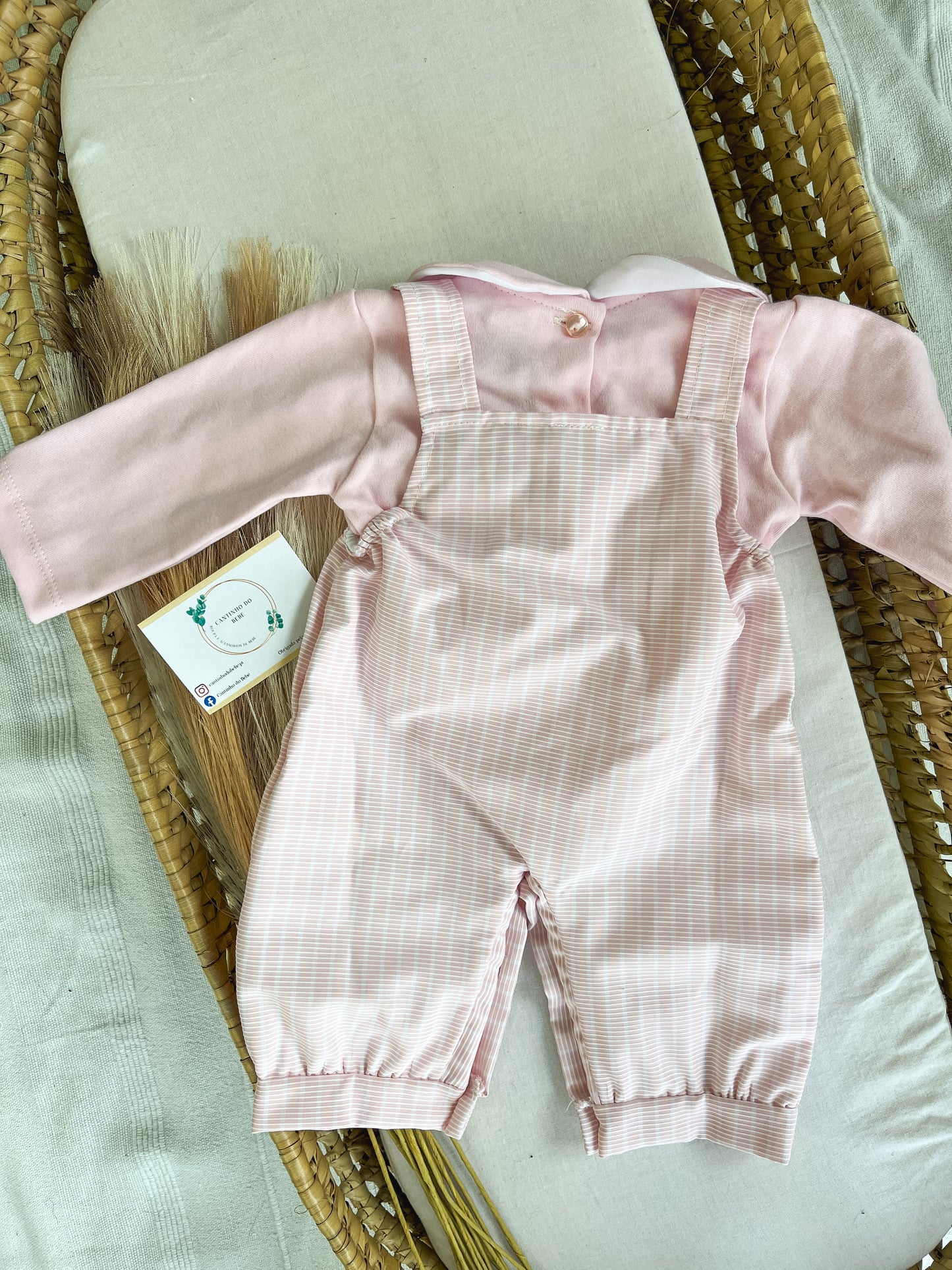 Conjunto de jardineira e camisola bebé rosa