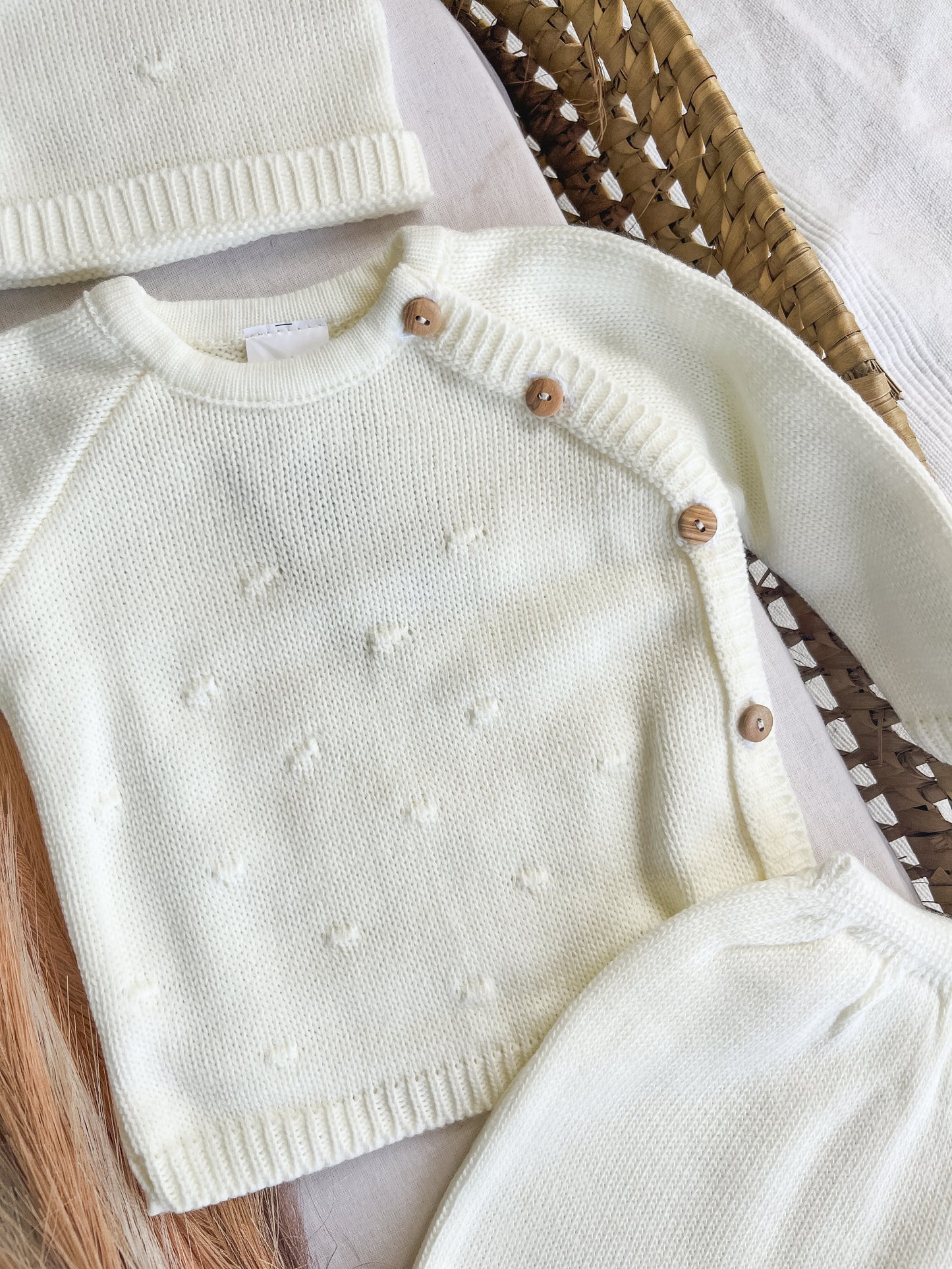 Conjunto de camisola, calças e gorro