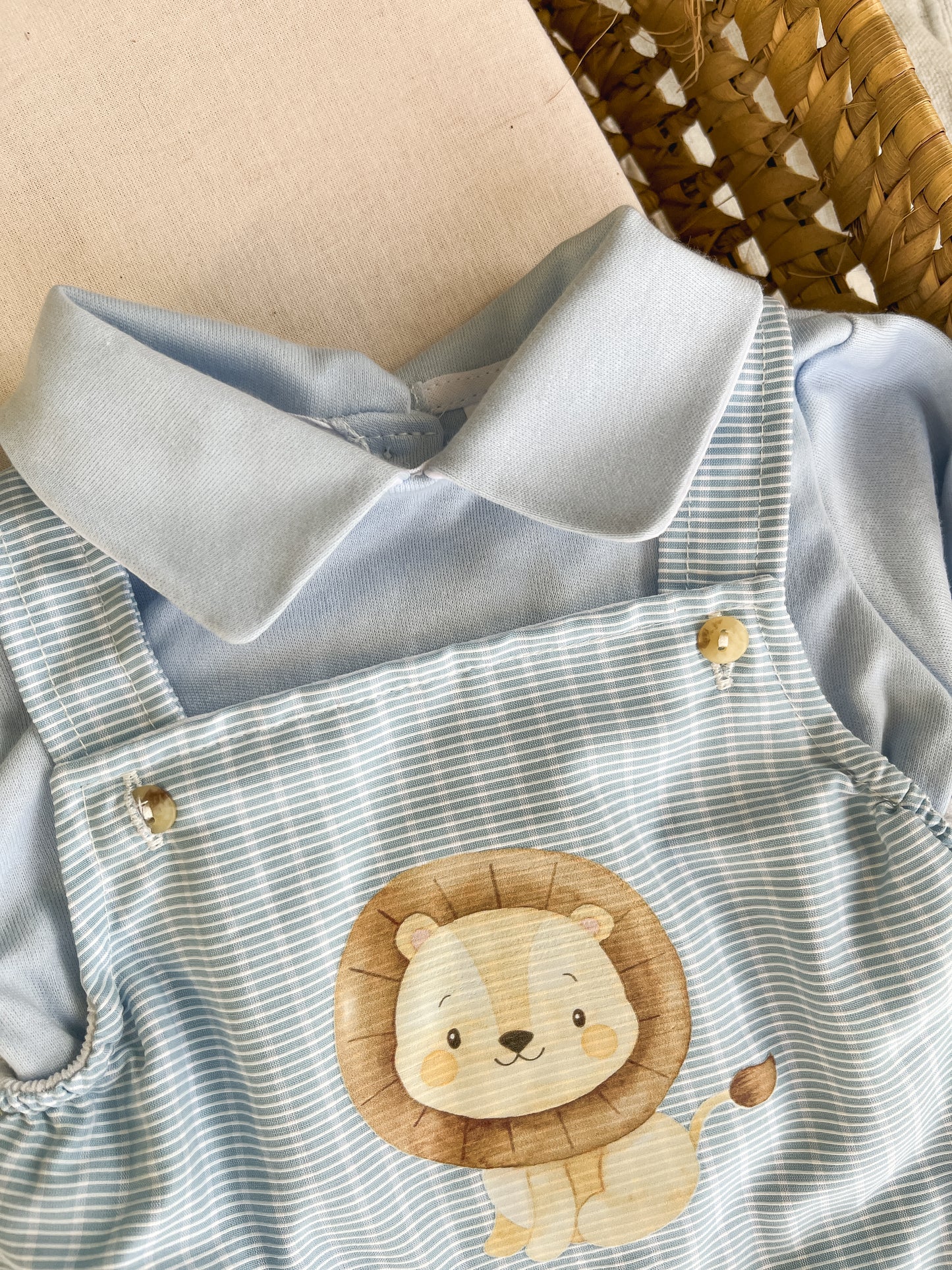 Conjunto de jardineira e camisola bebé azul