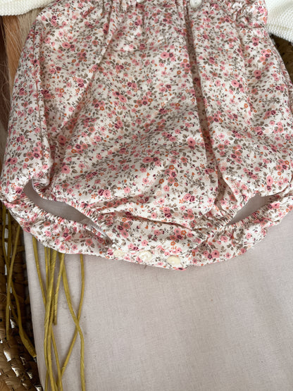 Conjunto de fofo/jardineira com flores rosa e camisola pérola bebé
