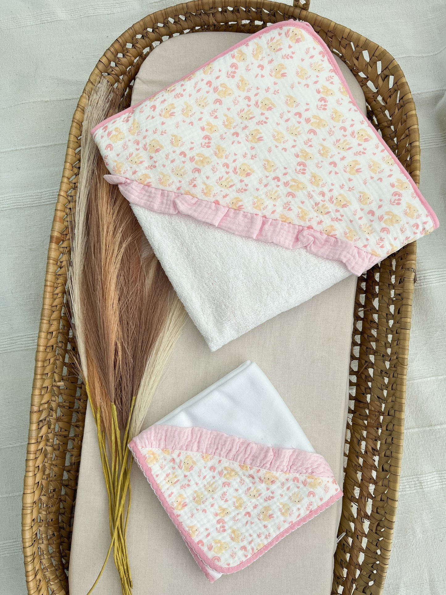 Conjunto de toalha de banho e fralda bebé rosa