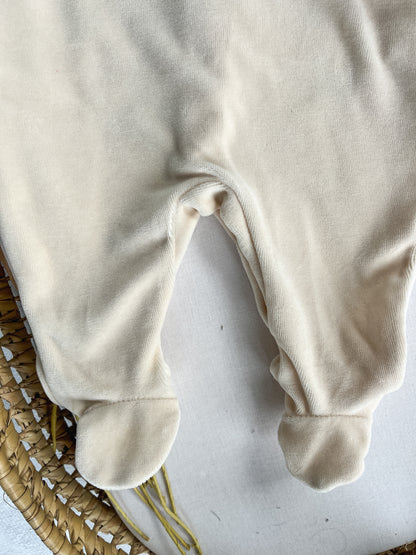 Babygrow de veludo bebé bege personalizável com nome